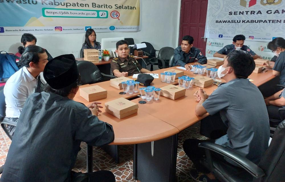 Rapat Sentra Gakkumdu Kabupaten Barito Selatan Tahapan Verifikasi Faktual Calon Anggota Dewan Perwakilan Daerah.
