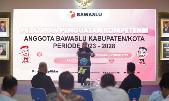 Jajaran Bawaslu Diingatkan Jangan Ragu Copot Alat Peraga Kampanye yang Melanggar Aturan