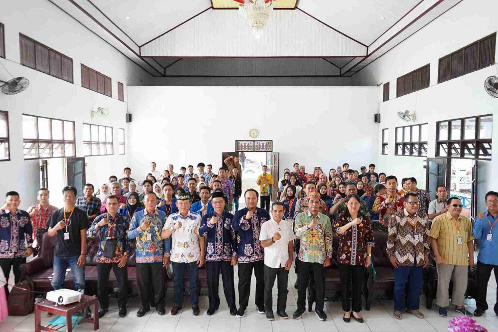 Foto Bersama Sosialisasi Pengawasan Pemilu Pemuktahiran Data dan Penyusunan Daftar Pemilih Dalam Menghadapi Pemilihan Serentak Gubernur dan Wakil Gubernur, Bupati dan Wakil Bupati Tahun 2024.