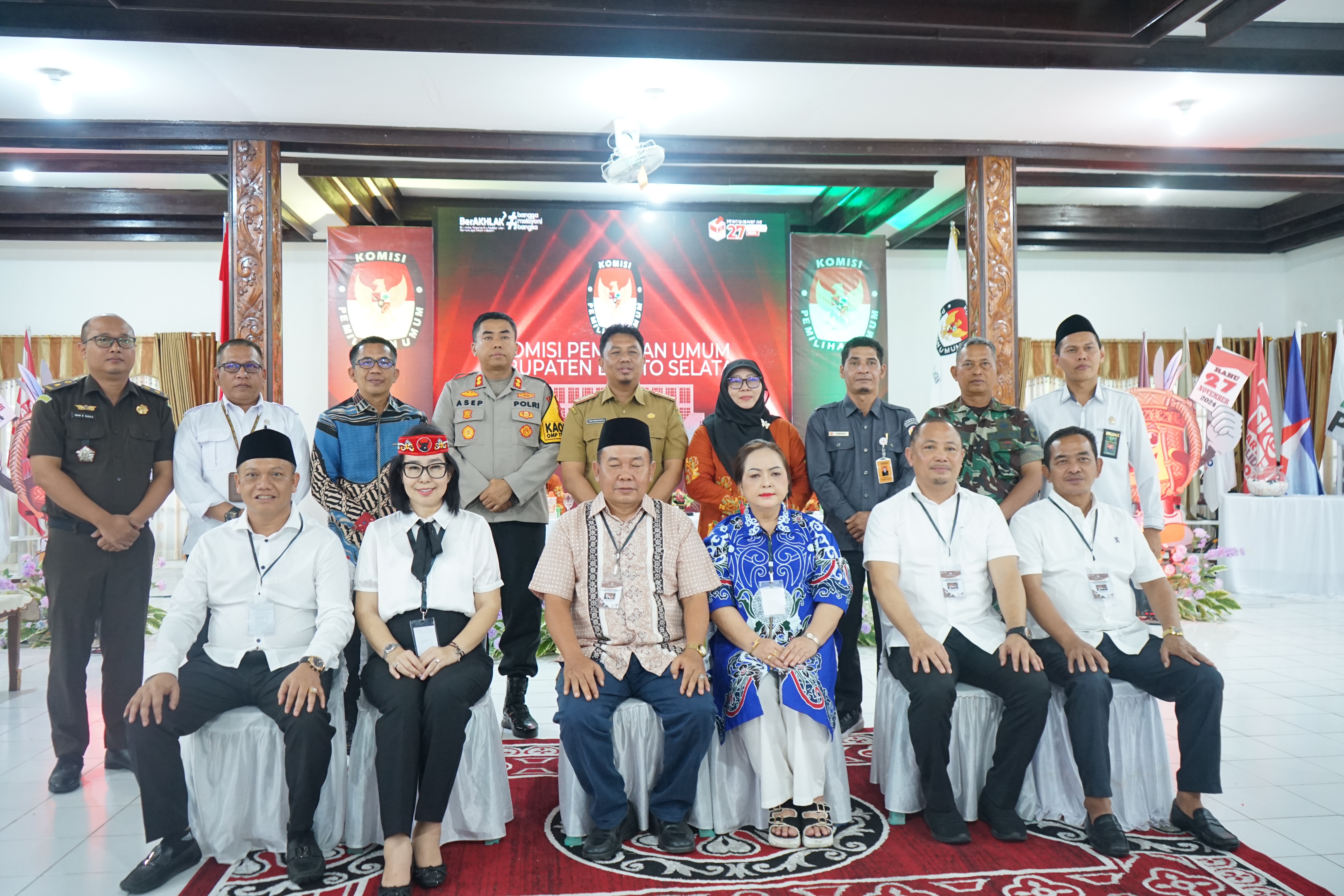 Ketua Bawaslu Kabupaten Barito Selatan Bapak Suwarsono Awasi Melekat Pengundian Nomor Urut Pasangan Calon Bupati dan Calon Wakil Bupati Pemilihan Kepala Daerah 2024.
