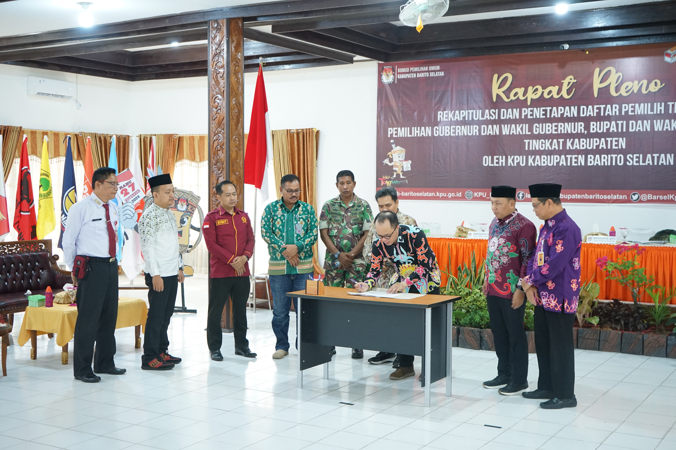 Foto Anggota Bawaslu Kabupaten Barito Selatan Divisi Pencegahan, Partisipasi Masyarakat dan Hubungan Masyarakat Bapak Su'aib melakukan pengawasan Langsung terhadap Rapat Pleno Penetapan Daftar Pemilih Tetap (DPT) Pilkada Tahun 2024.