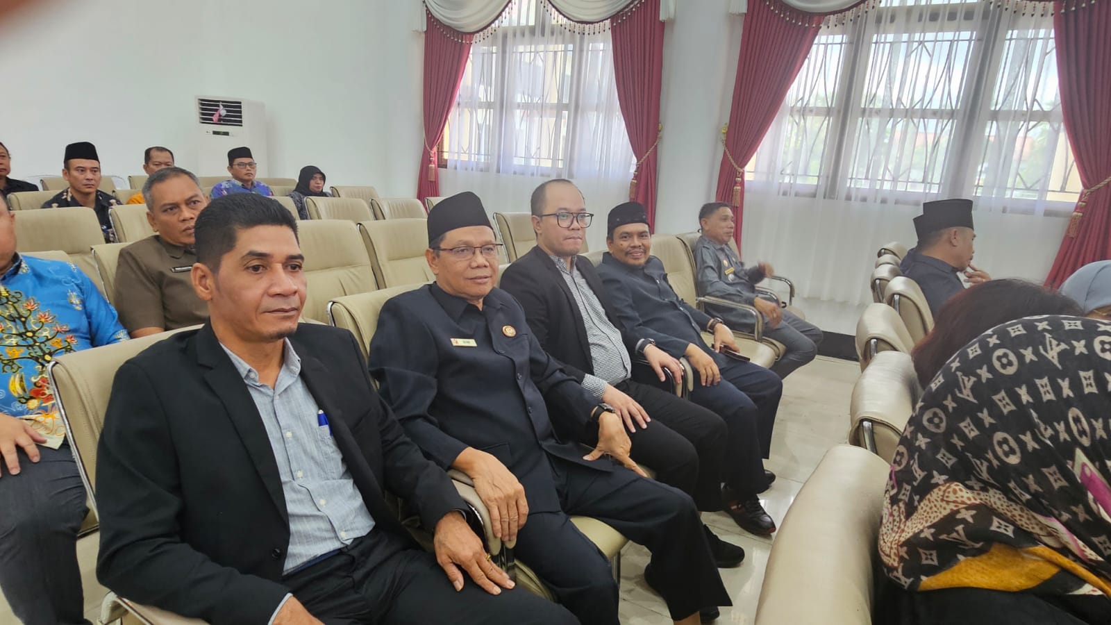 Ketua dan Anggota Bawaslu Barsel hadiri Undangan DPRD Kab.barsel pengumuman Penetapan Pasangan Calon Bupati dan Wakil Bupati Terpilih Tahun 2024