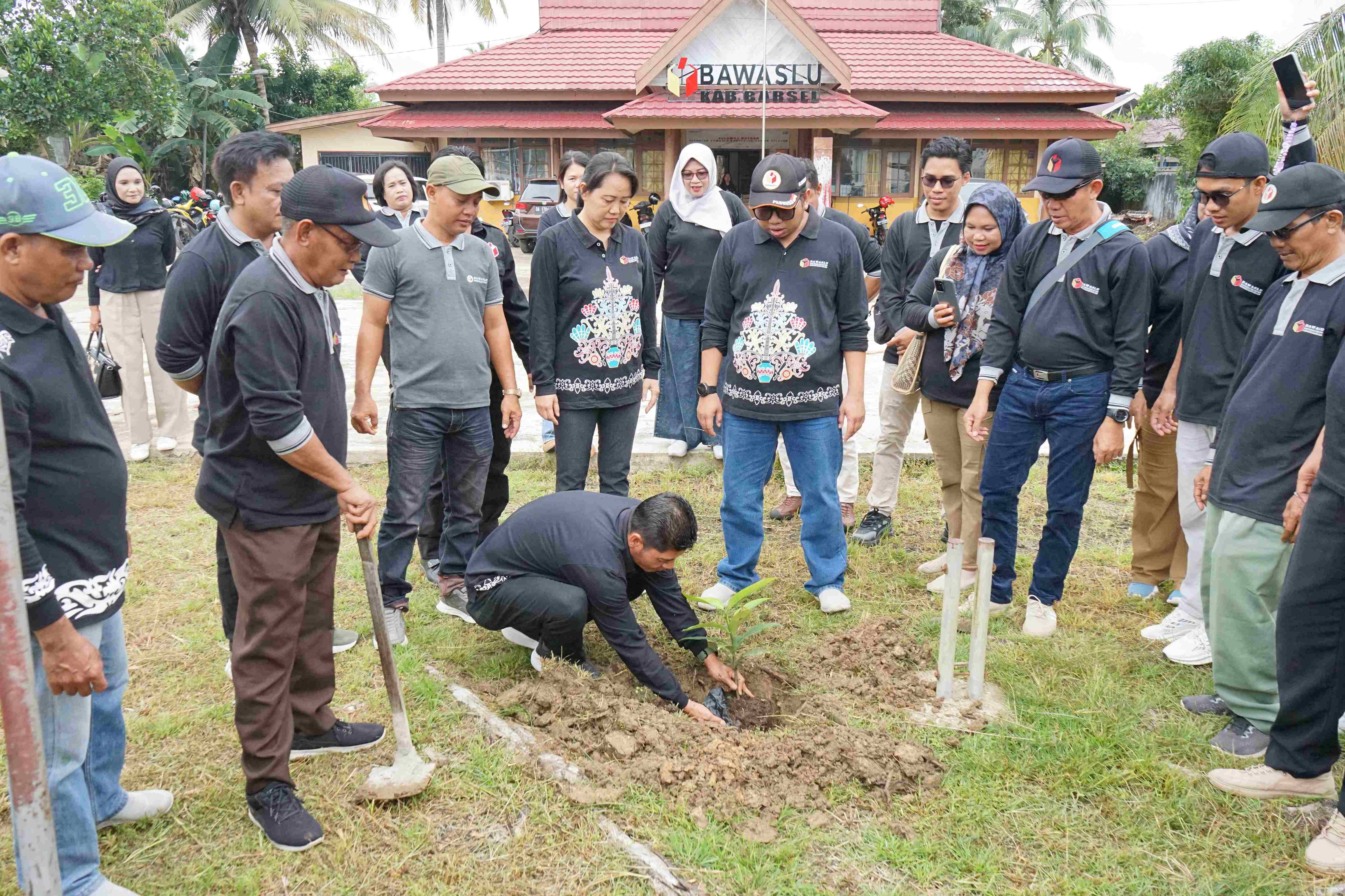 Penanaman Pohon Integritas ( Pohon Manggis) 