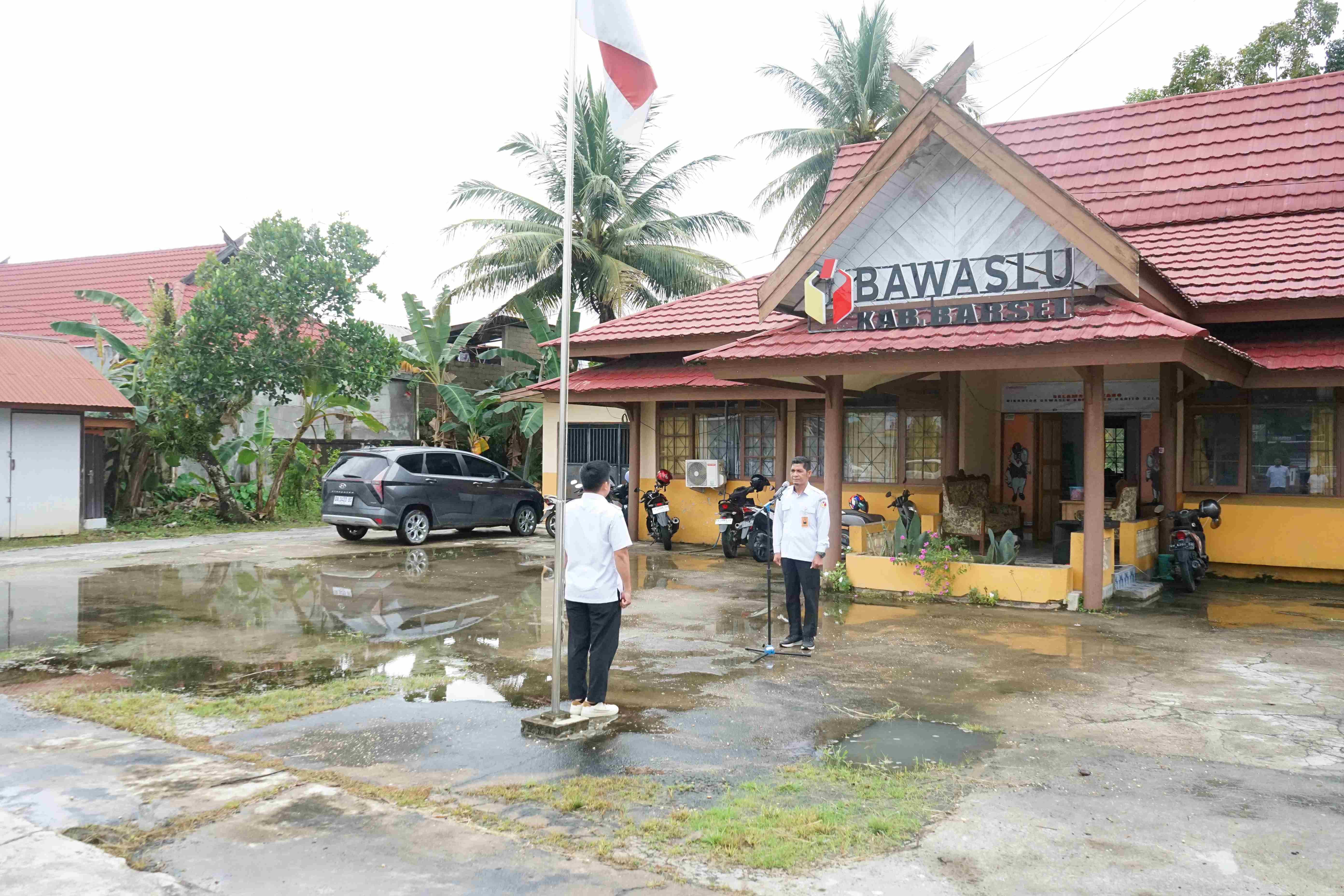Bawaslu Barsel melaksanakan apel dalam rangka merayakan HUT ke-17 Bawaslu, Buntok, Rabu (9/4/2025)