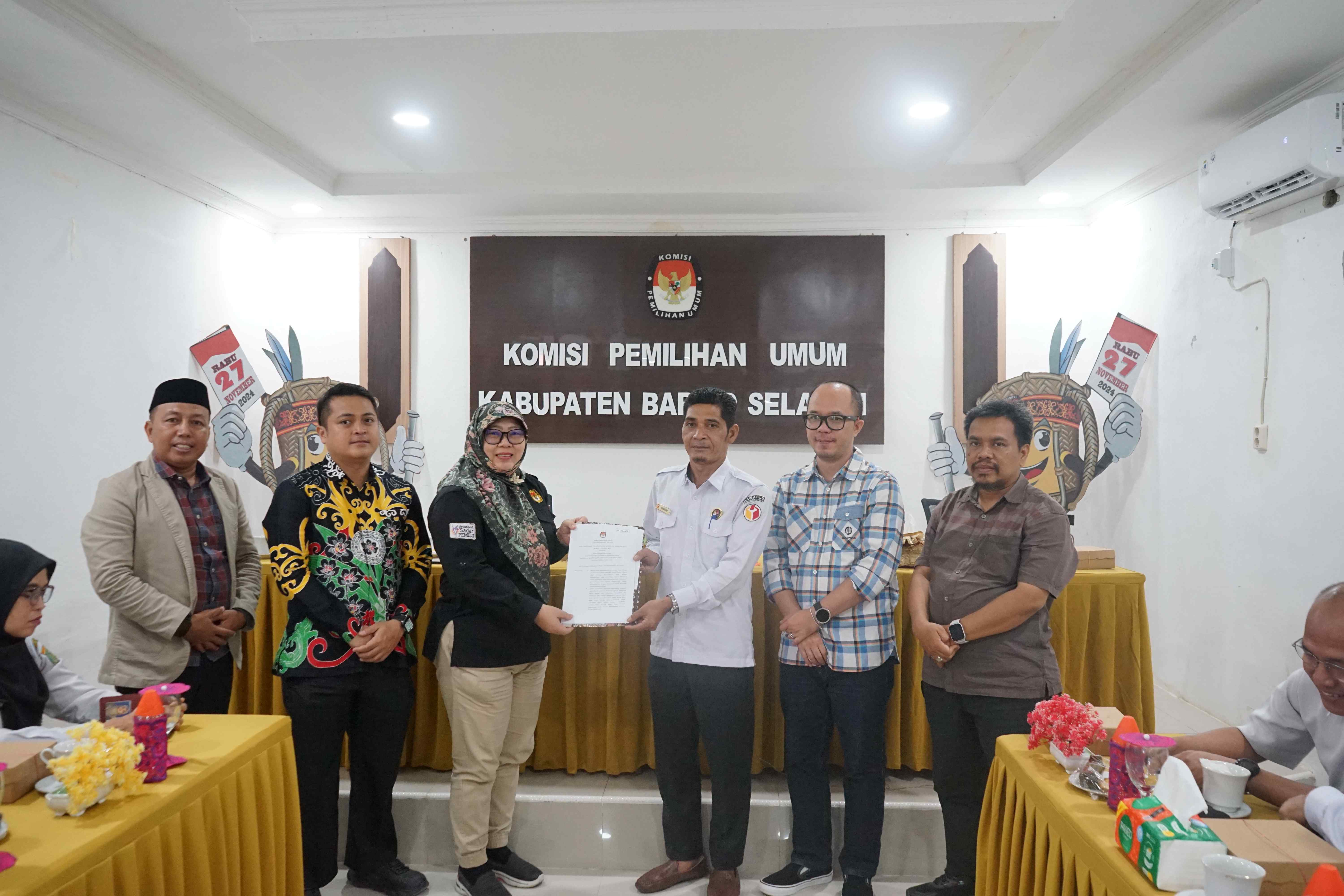 Foto Bersama KPU dan Bawaslu Penyerahan Barita Acara Pemutakhiran Data Pemilih Berkelanjutan (PDPB) Triwulan II Tahun 2025, Buntok, (2/7/2025)