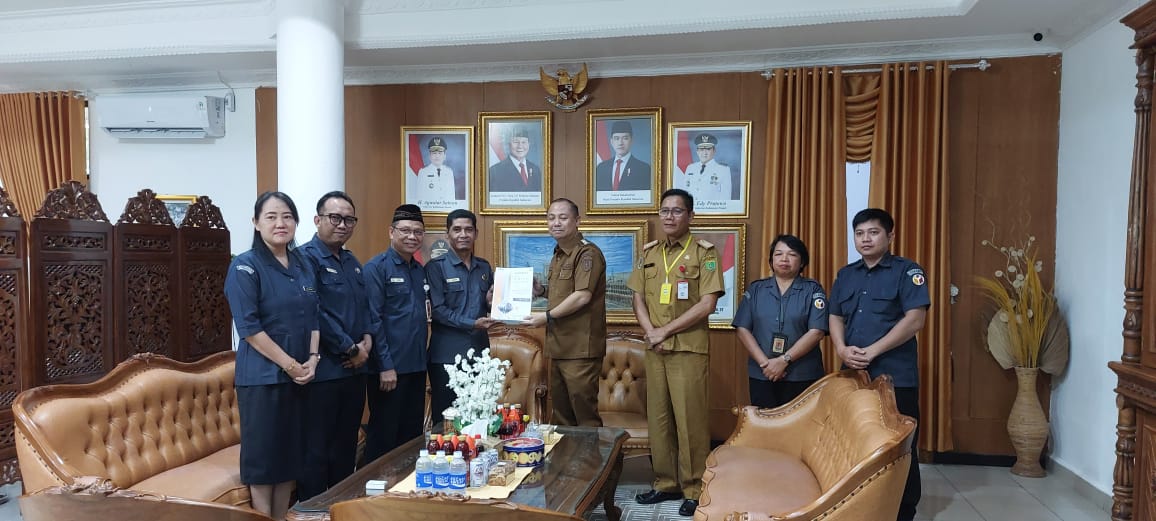 Foto bersama Bawaslu dengan Bupati Barito Selatan penyampaian laporan penanggungjawaban penggunaan dana hibah Pemilihan Bupati dan Wakil Bupati Barito Selatan Tahun 2024, Buntok, 5 Mei 2025