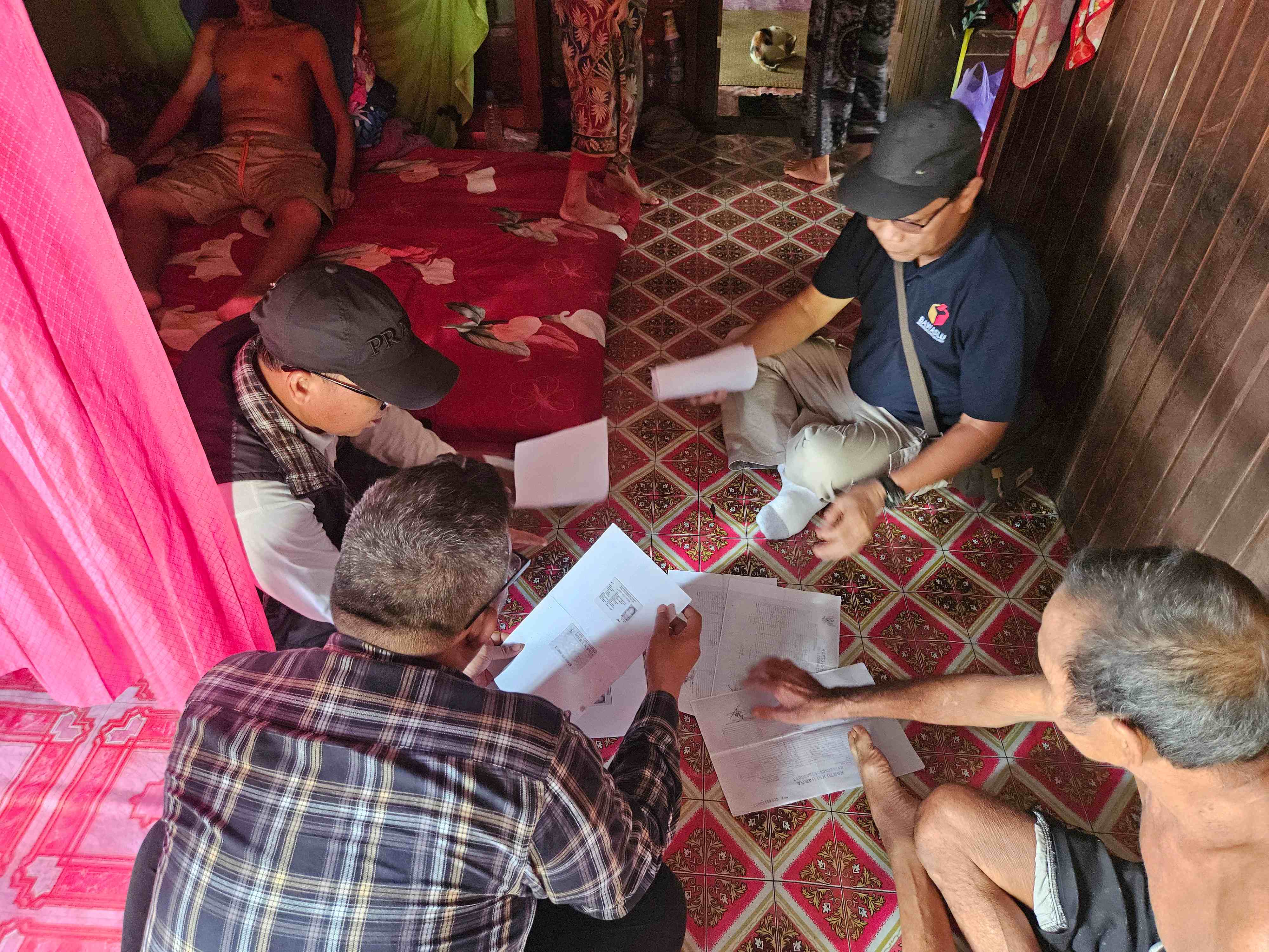 Anggota Bawaslu Kabupaten Barito Selatan Su'aib melakukan pengawasan langsung pelaksanaan Coktas, Sabtu (27/09/2025).