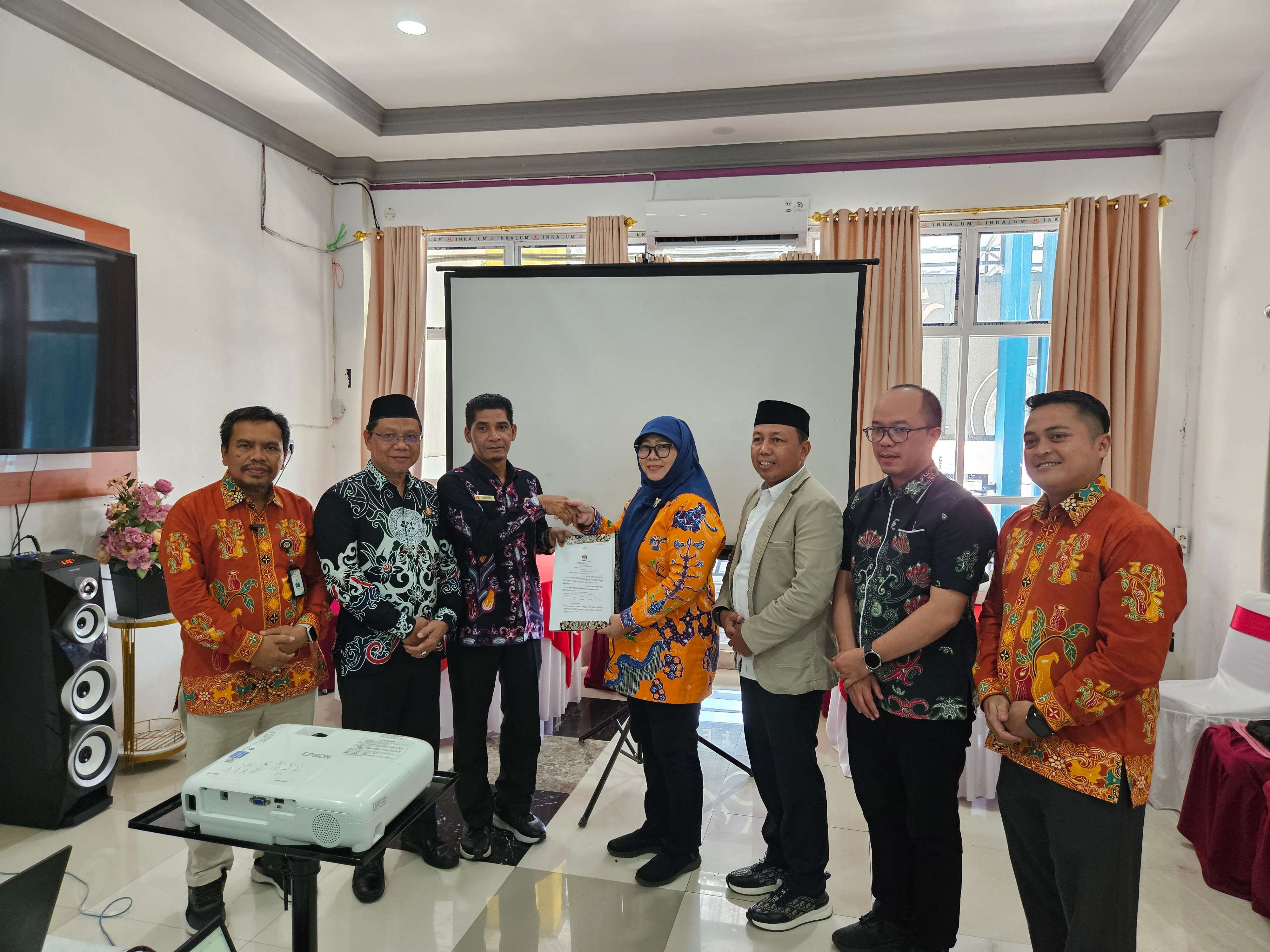 Foto Bawaslu Kabupaten Barito Selatan Bersama KPU Kabupaten Barito Selatan Penyerahan Berita Acacar Pleno PDPB Triwulan 3 Tahun 2025, Kamis (2/10/2025)