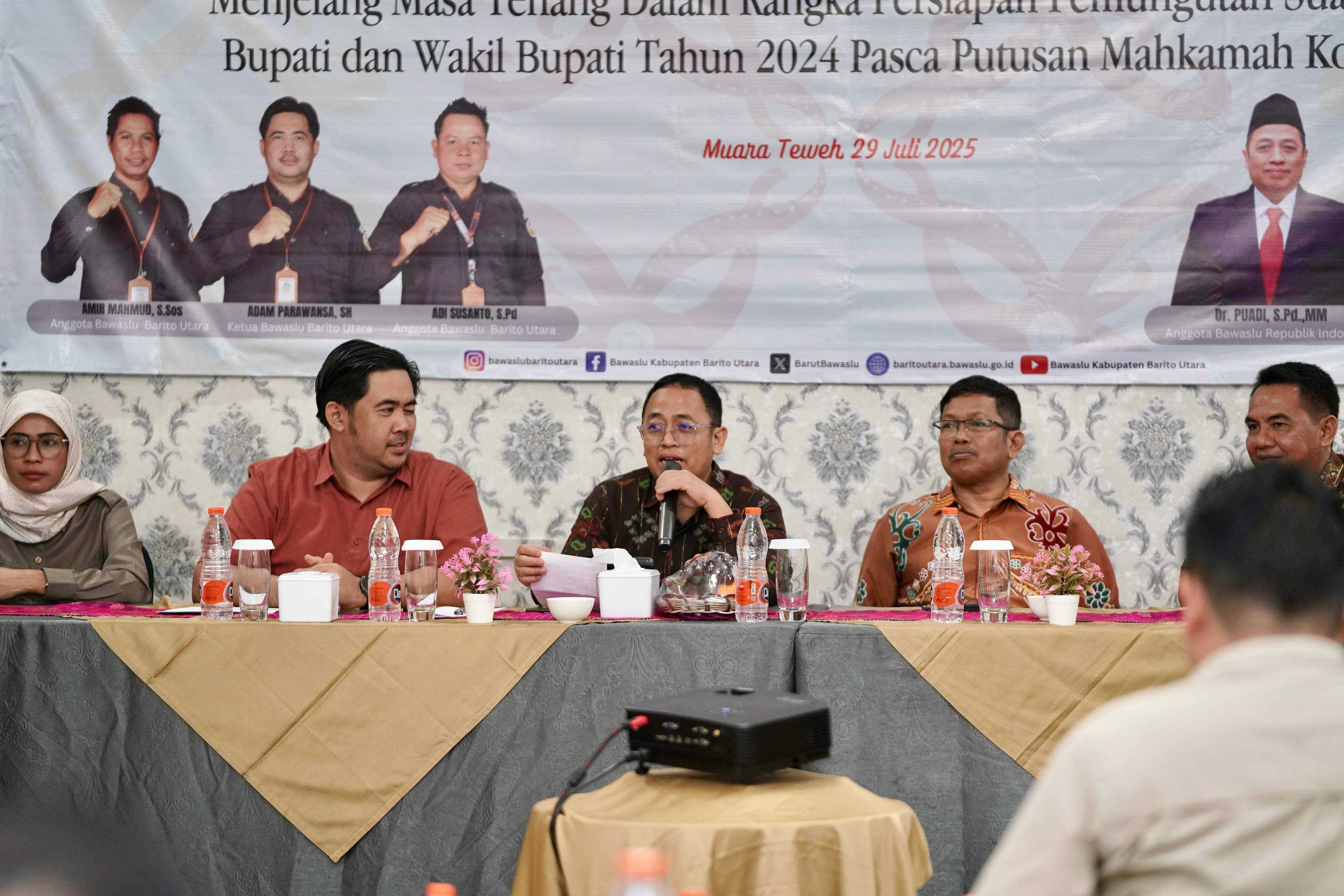 Anggota Bawaslu Puadi saat menyampaikan arahannya dalam Rapat Persiapan Pemungutan Suara Ulang Pasca Putusan MK di Barito Utara, Selasa (29/7/2025)/Foto: Publikasi dan Pemberitaan Bawaslu