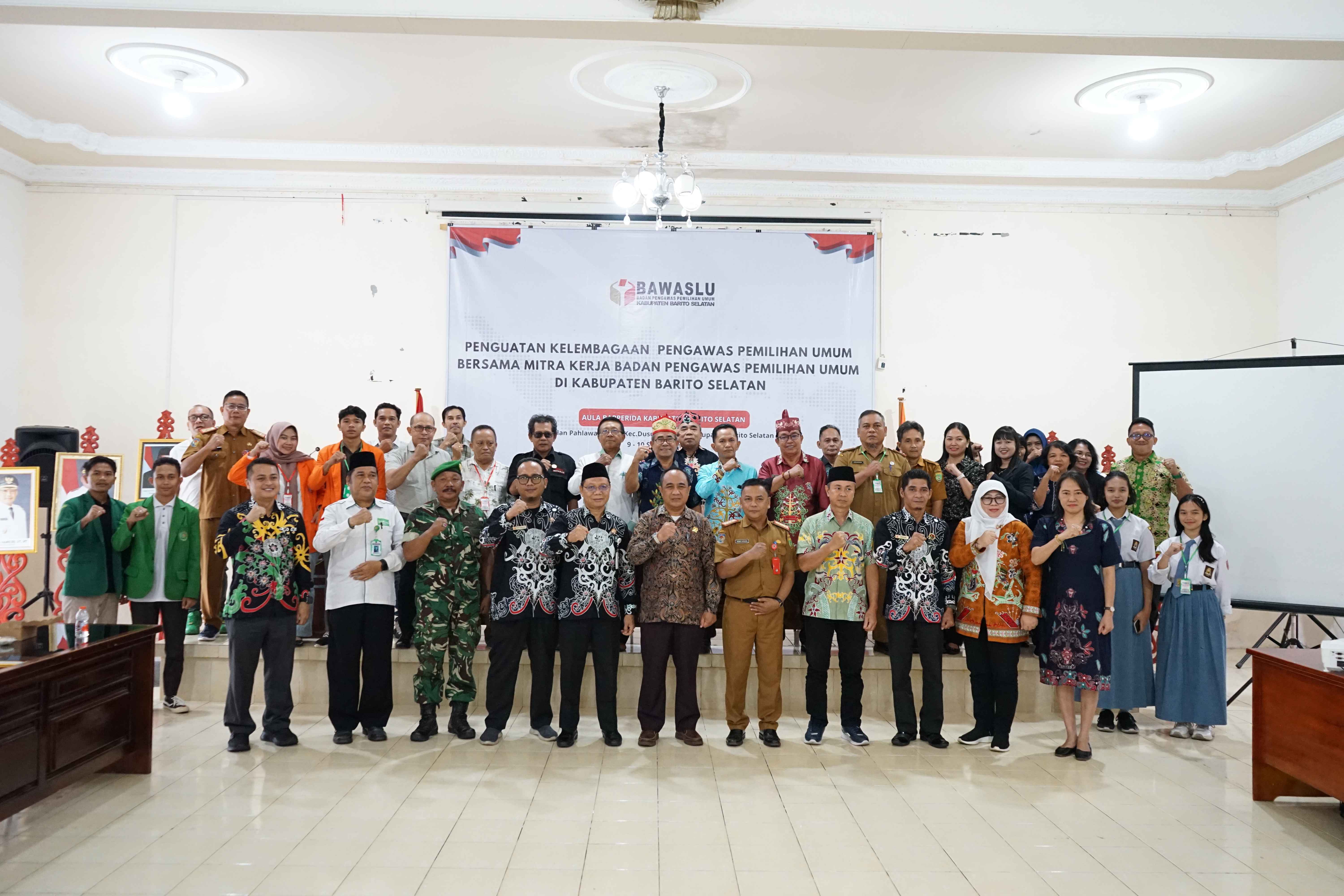 Foto Bersama Kegiatan Penguatan Kelembagaan bersama mitra kerja Badan Pengawas Pemilihan Umum Selasa, 9/9/2025