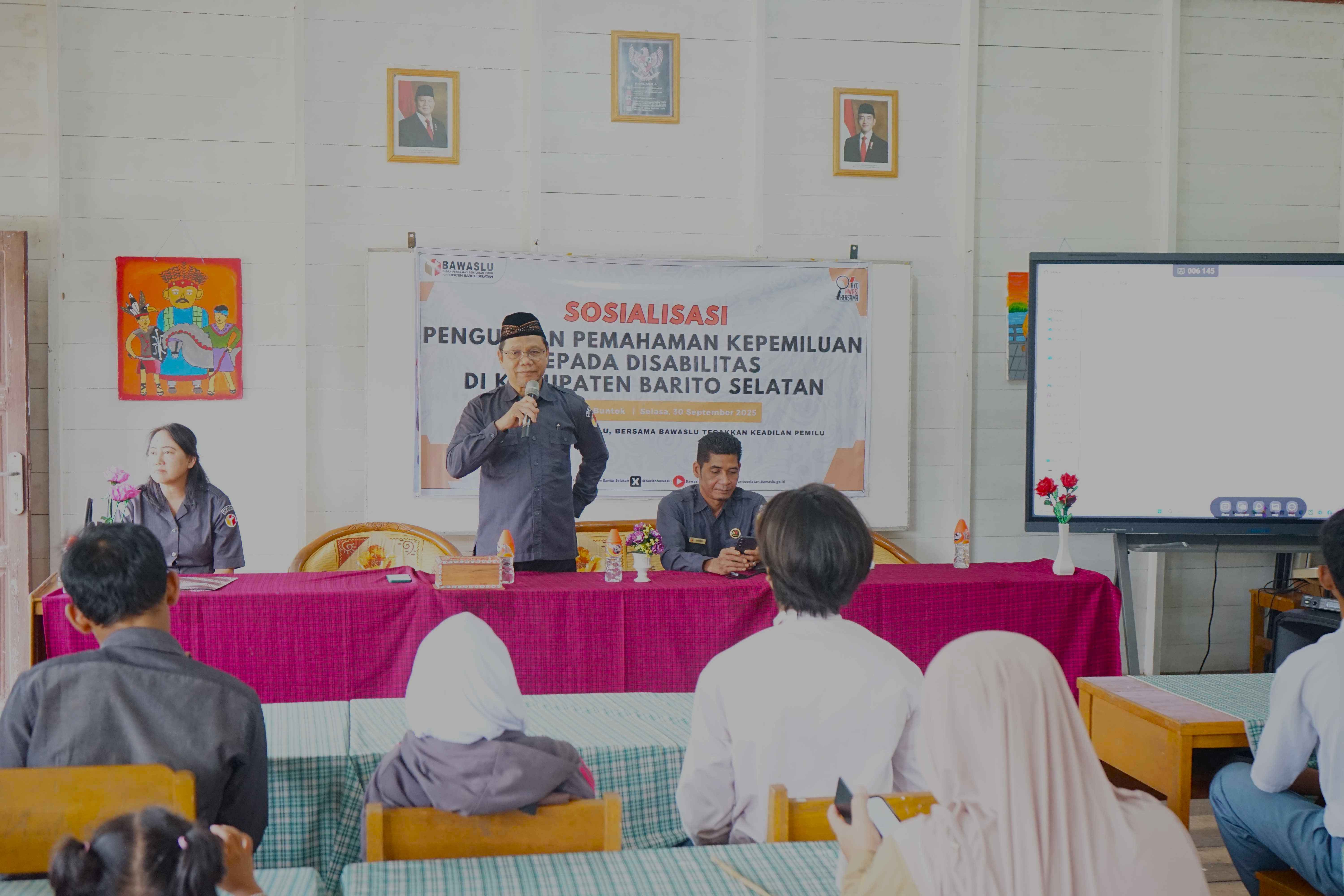 Anggota Bawaslu Barsel Su'aib penyampaian materi penguatan pemahaman tentang kepemiluan bagi disabilitas di SKH 2 Buntok, Selasa (30/09/2025).