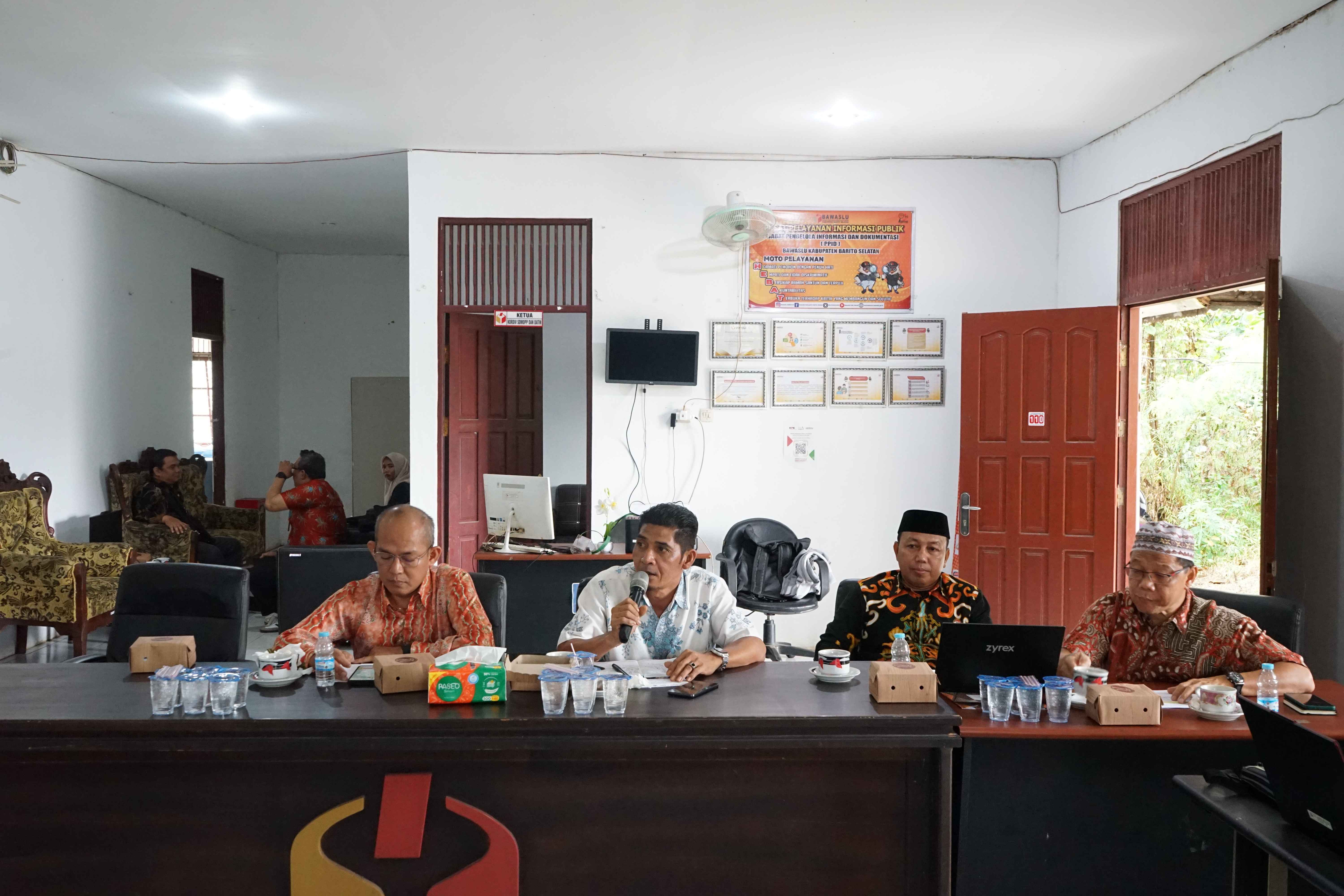 Foto Kegiatan Rapat dalam kantor Pengawasan Pemutakhiran Daftar Pemilih Tetap Berkelanjutan (PDPB), Jum'at (31/10/2025)