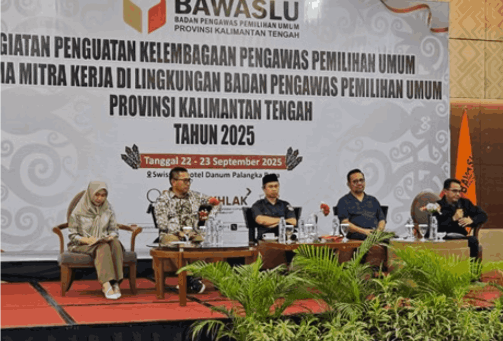 Ketua, Anggota dan Kepala Sekretariat Bawaslu Kalteng sebagai narasumber pada diskusi dan tanya jawab pada peserta hari kedua Kegiatan Penguatan Kelembagaan Pengawas Pemilihan Umum Bersama Mitra Kerja di Lingkungan Badan Pengawas Pemilihan Umum Provinsi Kalimantan Tengah Tahun 2025, bertempat di Swiss-Belhotel Danum Palangka Raya, Selasa (23/9/2025). Foto : Danny (PKPP Ahli Pertama)