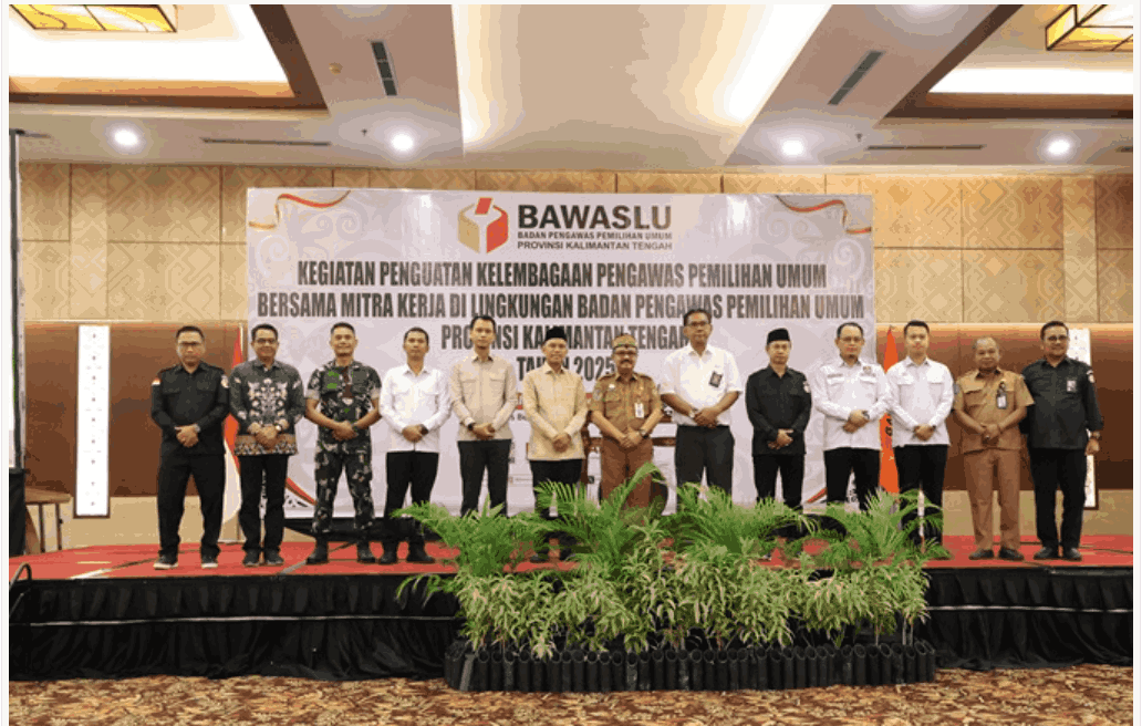 Foto Bersama usai Pembukaan Kegiatan Penguatan Kelembagaan Bersama Mitra Kerja di Lingkuan Bawaslu Provinsi Kalimantan Tengah, Palangka Raya, Senin (22/9/2025). Foto : Danny Tri.