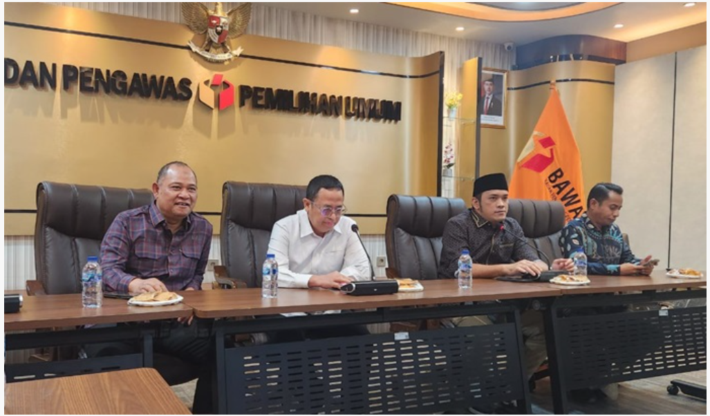 Dari kiri Anggota Bawaslu Totok Haryono, Puadi dan Herwyn JH Malonda (secara daring) saat memberikan arahan dalam Rakor serta penyusunan Daftar Inventarisasi Masalah (DIM) sejumlah Peraturan Bawaslu (Perbawaslu) yang berkaitan dengan sumber daya manusia (SDM) pengawas pemilu, Jakarta, Jumat (4/7/2025). Foto: Benny Setia