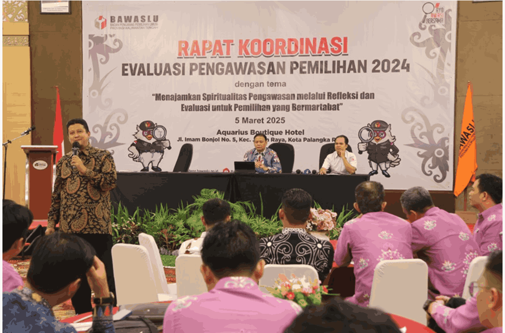 Muhammad saat bersemangat memaparkan materinya pada kegiatan Rakor Evaluasi Pengawasan Pemilihan 2024 yang di selenggarakan oleh Bawaslu Kalteng di Aquarius Boutique Hotel Palangka Raya, Rabu (5/3/2025). Foto : Danny Tri