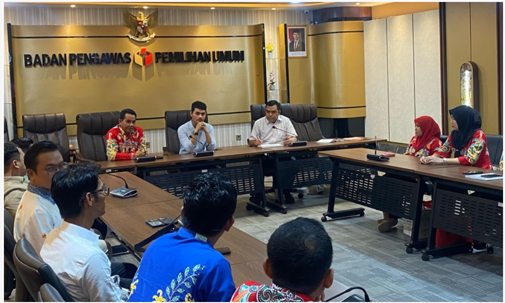 Anggota Bawaslu Kalteng Kristaten Jon sampaikan maksud dan tujuan kedatangan di Bawaslu RI, Jakarta, Rabu (26/2/2025). Foto: Danny