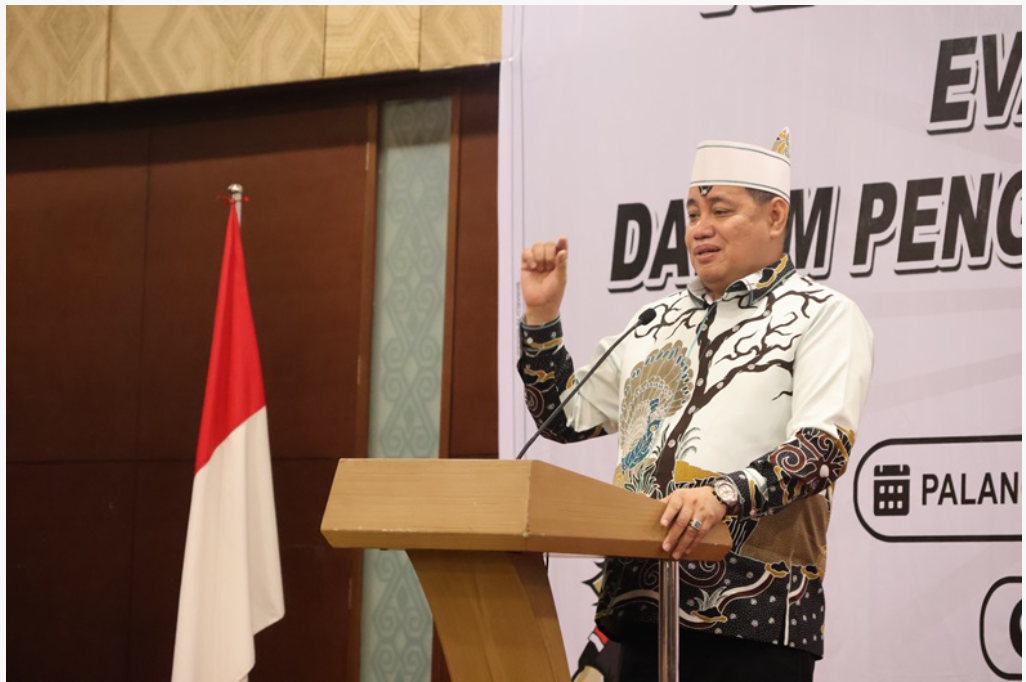 Anggota Bawaslu RI Herwyn J.H. Malonda saat sampaikan arahannya dan membuka kegiatan rapat Koordinasi Evaluasi Kinerja Sumber Daya Manusia (SDM) dalam Pengawasan Tahapan Pemilihan Tahun 2024, Foto : Danny (Humas Bawaslu Kalteng)