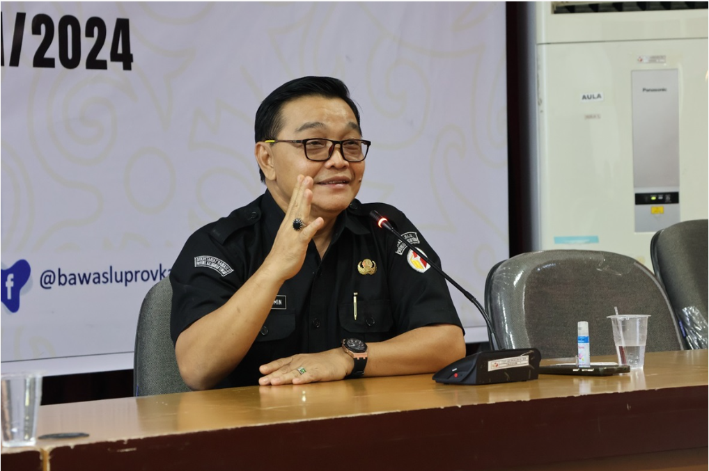 Kepala Sekretariat Bawaslu Kalteng Susilo pada saat memimpin rapat Konsolidasi Pengelolaan Keuangan Tahun 2025 dengan seluruh Bawaslu Kabupaten/Kota se-Kalimantan Tengah di Kantor Bawaslu Kalteng, Senin (3/2/2025). Foto : Nepi (Staf Analis Datin Bawaslu Kalteng)