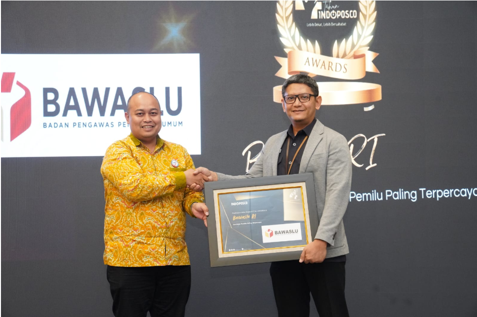 Kepala Biro Hukum dan Humas Bawaslu RI Agung Bagus Gede Bhayu Indraatmaja (kanan) saat menerima penghargaan sebagai Lembaga Penyelenggara Pemilu Paling Tepercaya dari Indopos.co