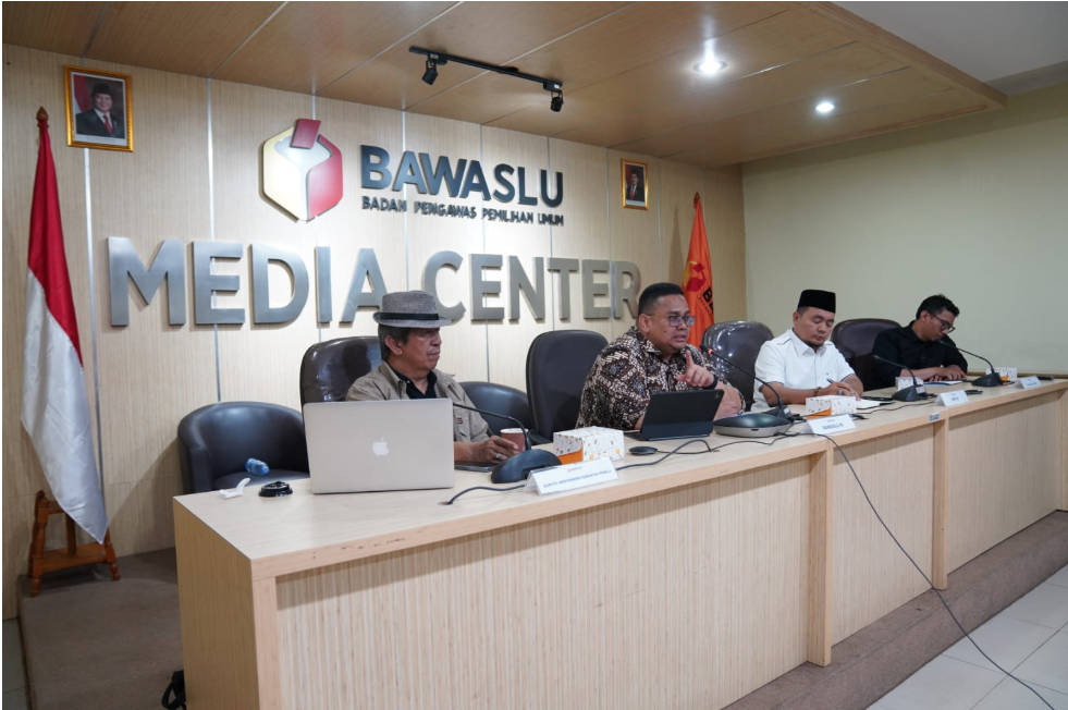 Ketua Bawaslu Rahmat Bagja saat memberikan materi dalam diskusi Bersama media dengan tema Kupas Tuntas Rencana Revisi Undang -Undang Pemilu dan Pemilihan, di Media Center Bawaslu, Kamis, (8/5/2025).