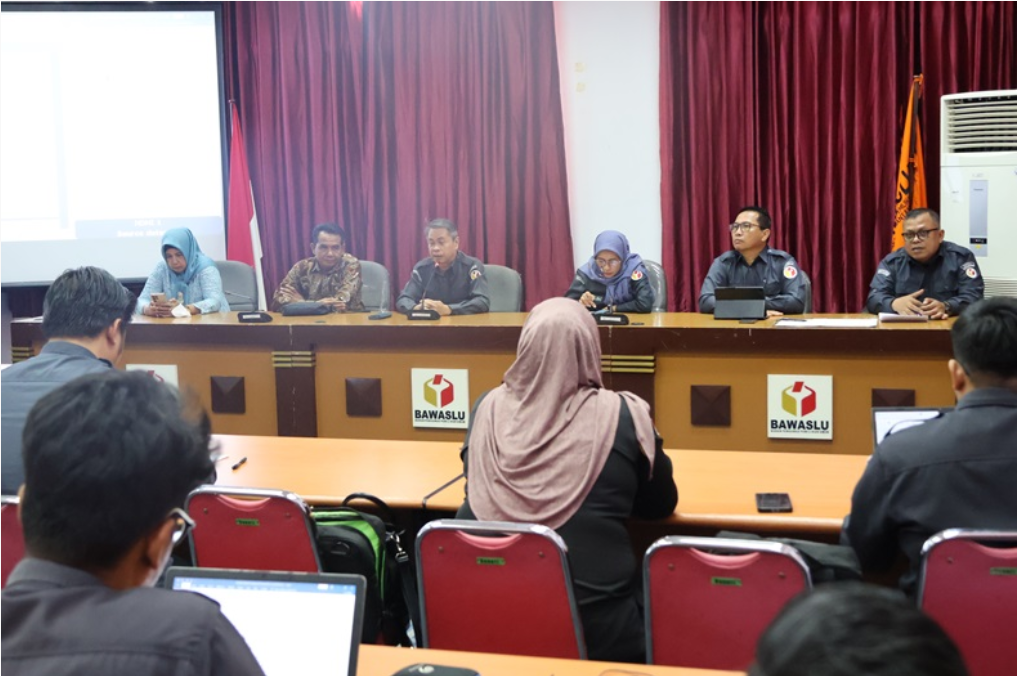 Ketua dan Anggota Bawaslu Kalteng pada Rakernis bersama Ketua dan Anggota Bawaslu Kabupaten Barito Utara di Aula Rapat, Palangka Raya, Selasa (21/4/2025). Foto : Danny Tri