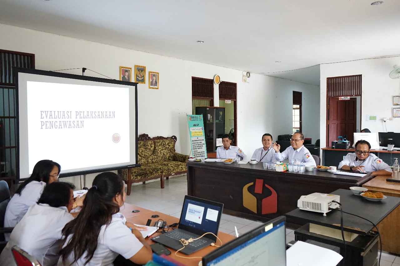Kegiatan Rapat Dalam Kantor (RDK) Evaluasi Pengawasan di Masa Non Tahapan dihadiri Ketua dan Anggota Bawasu Kabupaten Barito Selatan serta KPU Kabupaten Barito Selatan, (20/08/2025).