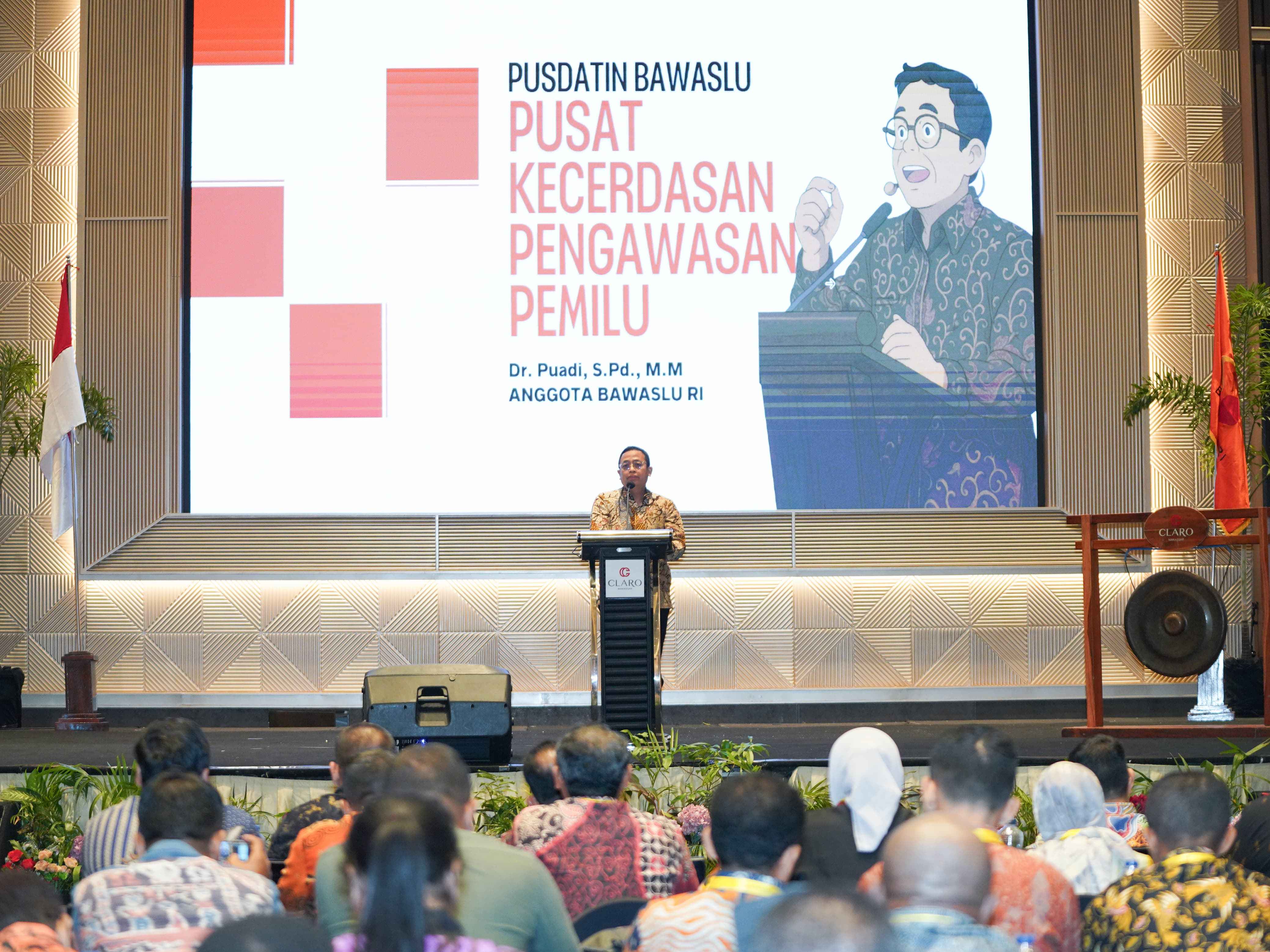 Anggota Bawaslu Puadi saat membuka Rapat Koordinasi Nasional Bidang Data dan Informasi Gelombang I di Makassar, Selasa (16/9/2025)