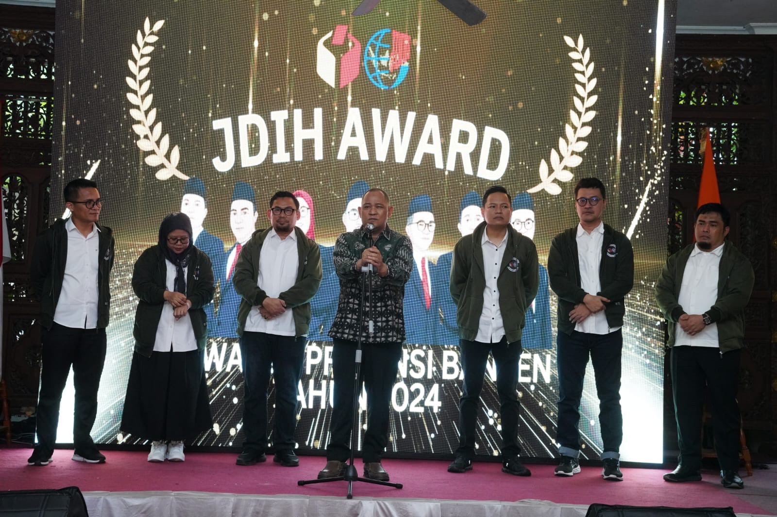 Anggota Bawaslu Totok Hariyono (tengah) memberikan sambutan dalam diskusi yang digelar oleh Bawaslu Provinsi Banten, Selasa, (18/2/2025)/foto: Publikasi dan Pemberitaan Bawaslu.