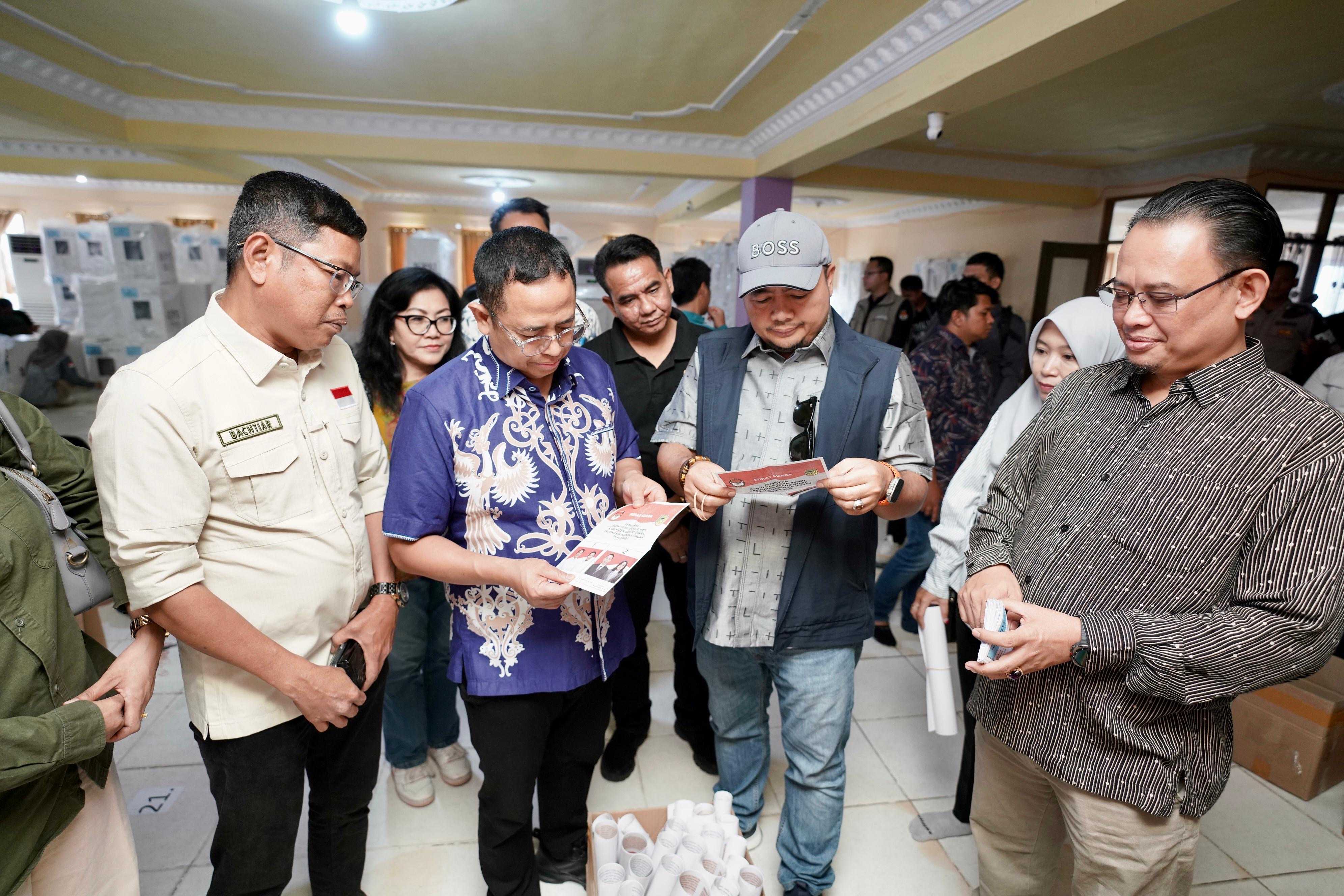 Anggota Bawaslu Puadi tengah mengawasi logistik di gudang logistik KPU Barito Utara, Rabu (30/7/2025)/Foto: Publikasi dan Pemberitaan Bawaslu