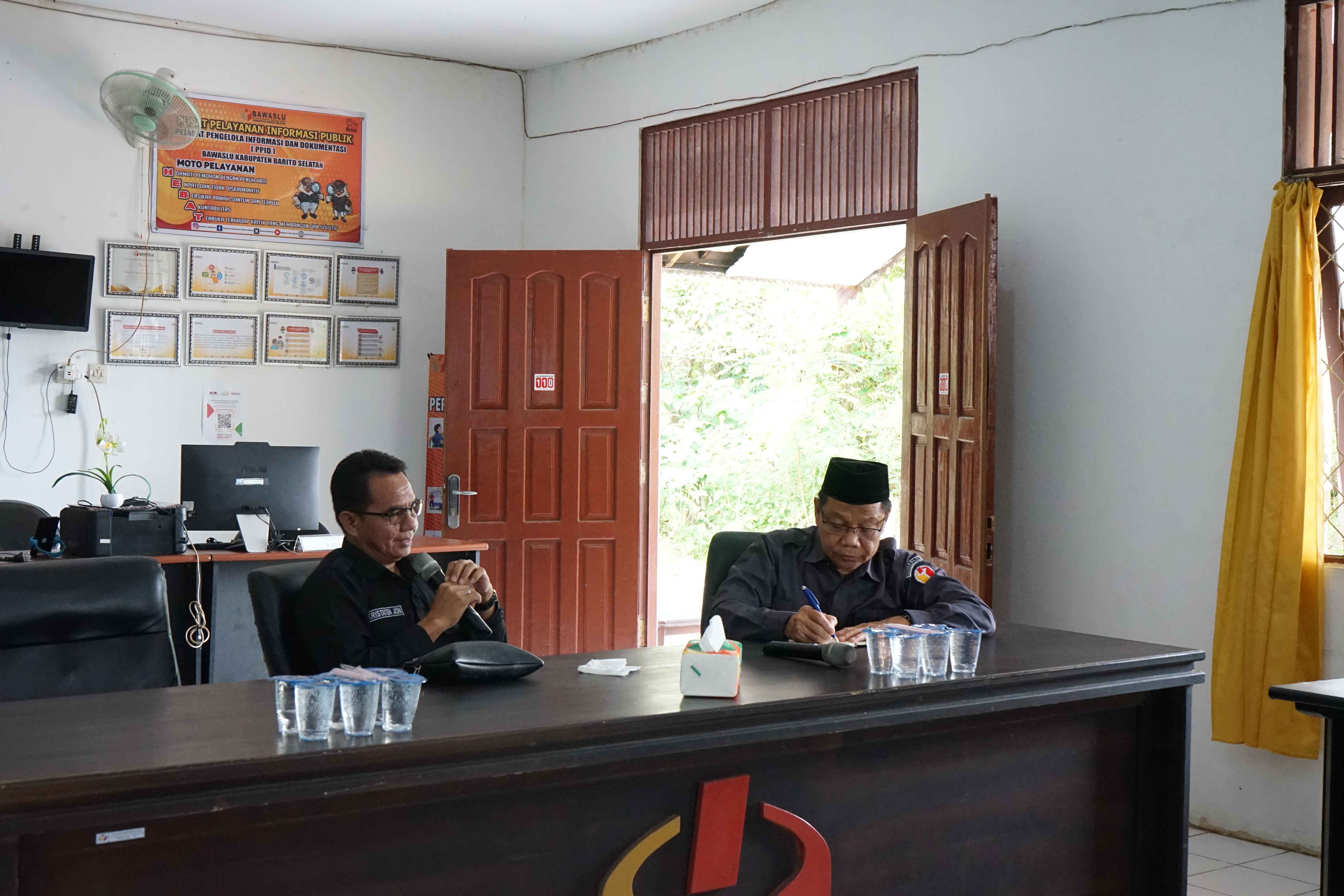 Bawaslu Kabupaten Barito Selatan gelar Rapat Dalam Kantor (RDK) fasilitasi pengelolaan layanan hukum melalui Jaringan Dokumentasi Dan Informasi Hukum (JDIH), Selasa (04/11/2025).