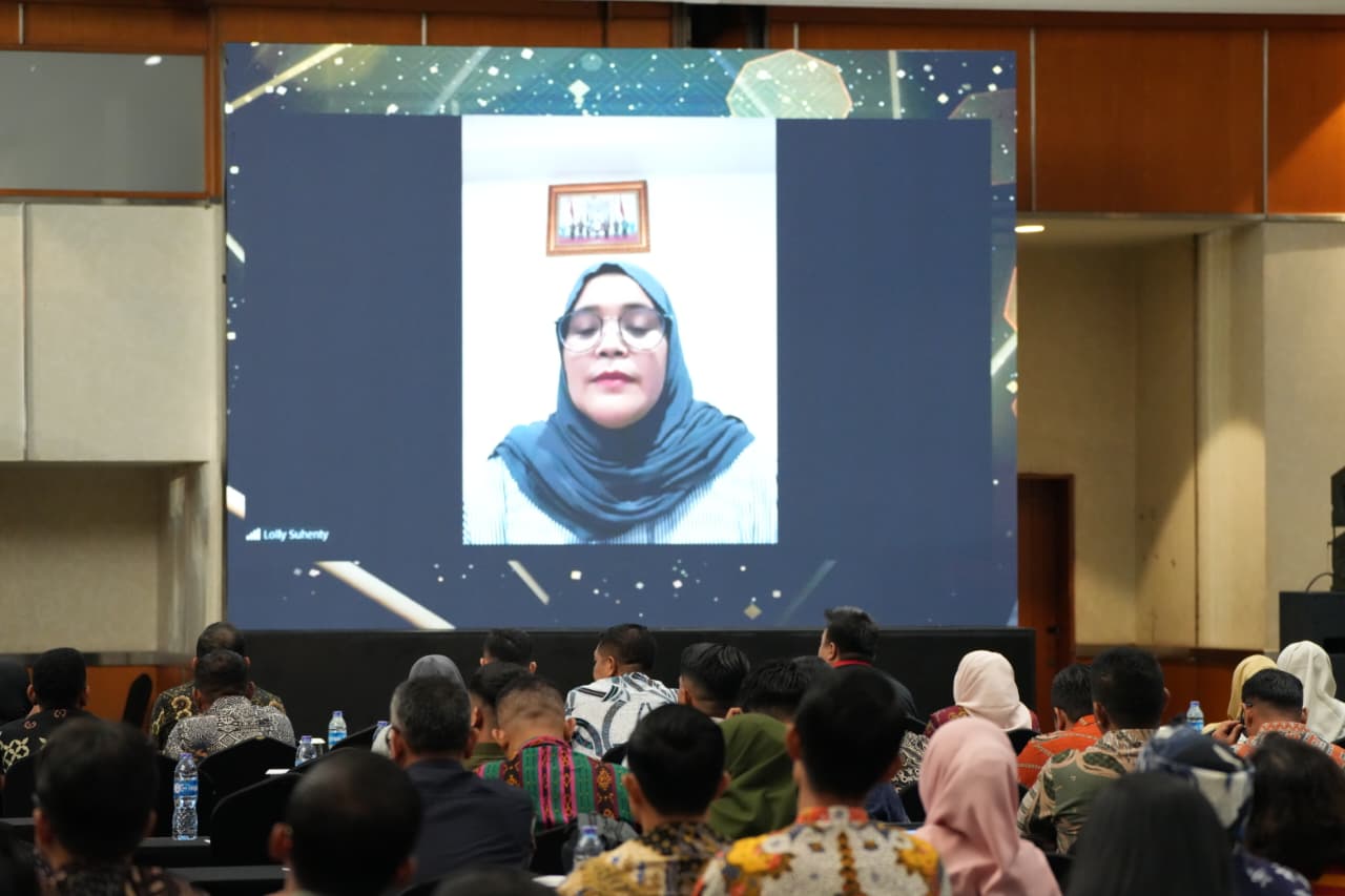 Anggota Bawaslu Lolly Suhenty saat memberi sambutan melalui daring di acara Rapat Koordinasi Nasional (Rakornas) Pemutakhiran Data Pemilih Berkelanjutan (PDPB) dan Hubungan Kerja Sama Antar Lembaga Tahun 2025 di Jakarta, Jumat (19/12/2025) malam. Foto: Pemberitaan dan Publikasi Bawaslu RI