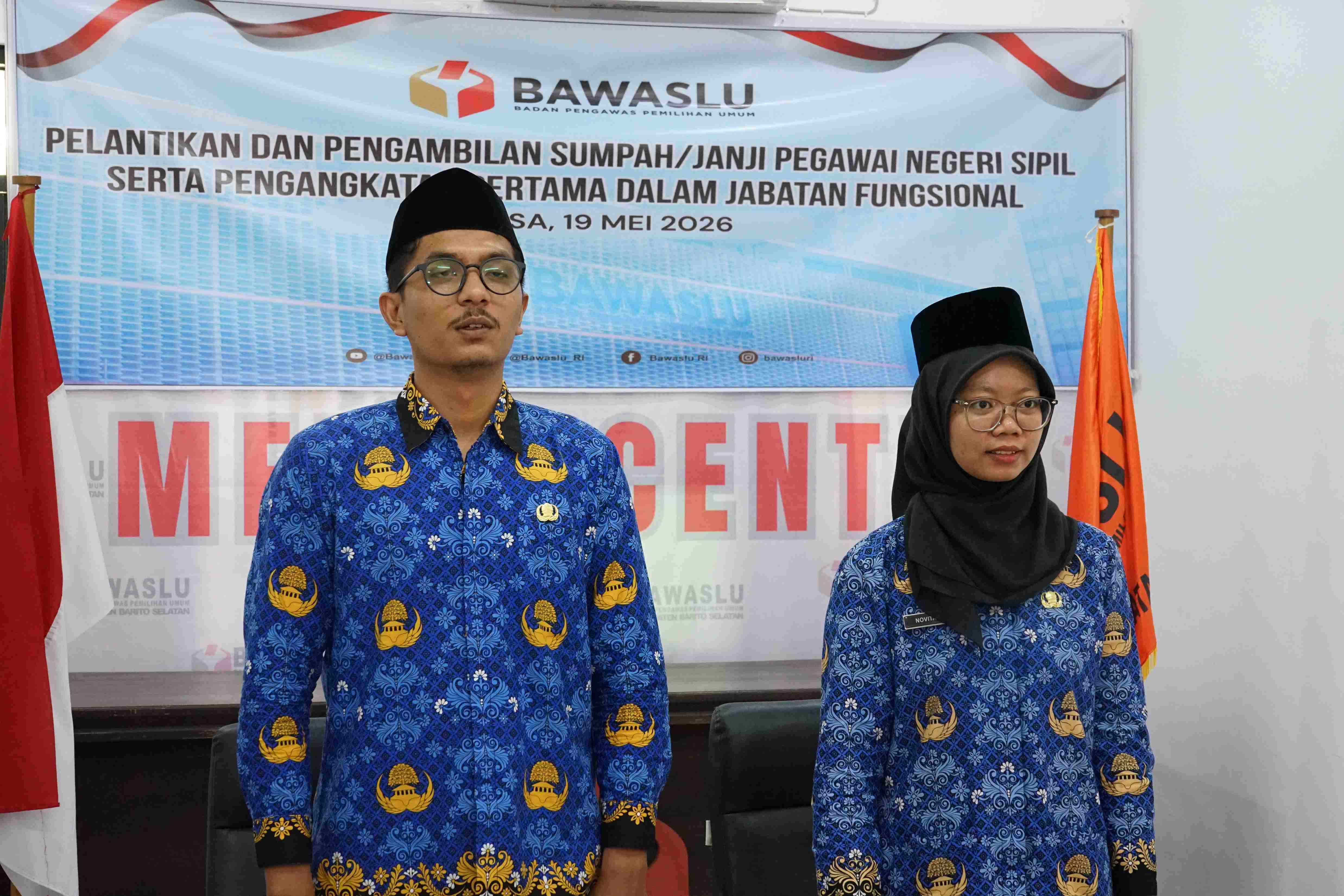 Foto Pegawai Negeri Sipil, Novita Dian Pertiwi dan Binsar T.L.N Panjaitan, mengikuti prosesi pelantikan secara daring dari Kantor Bawaslu Kabupaten Barito Selatan.