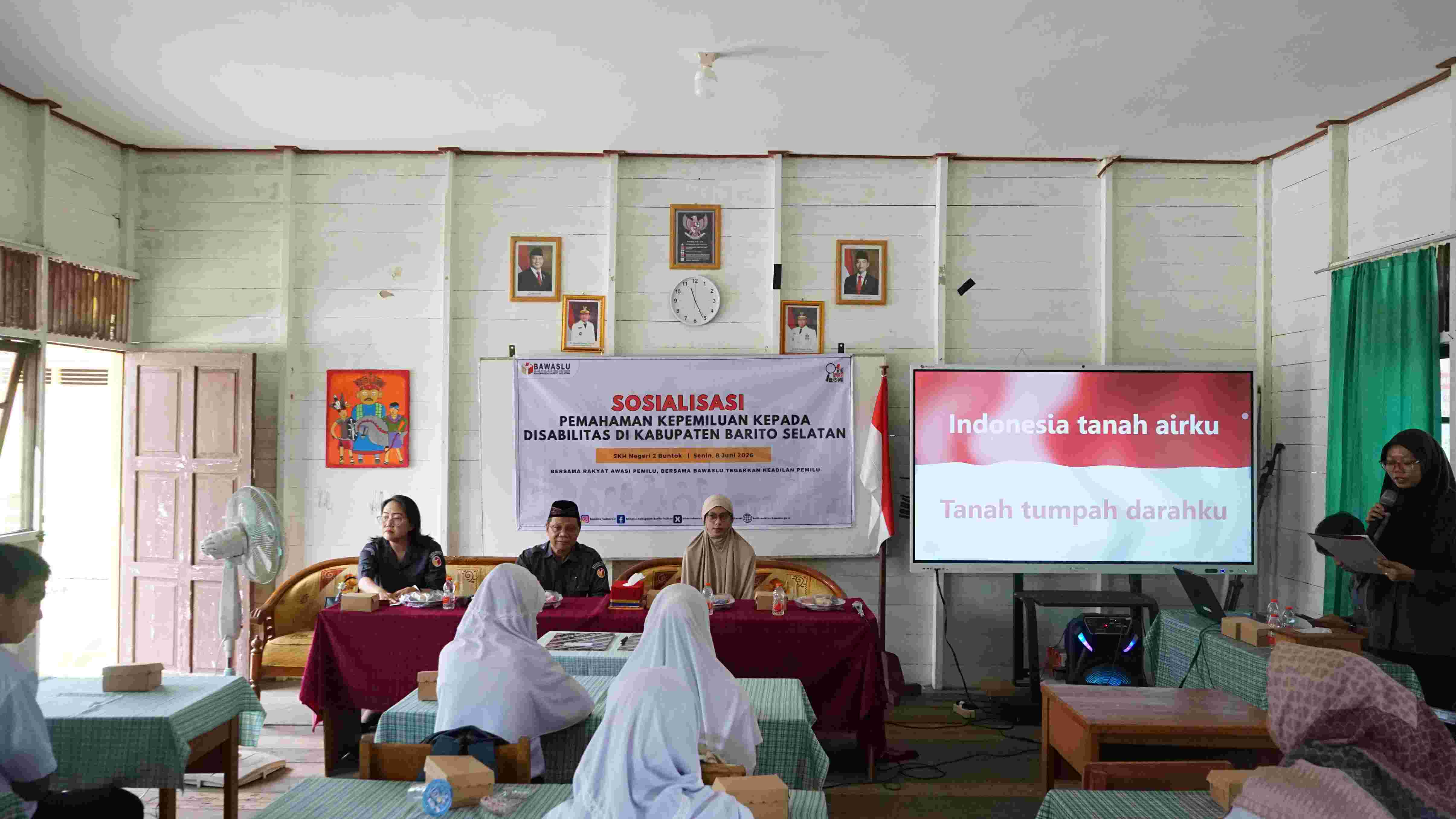 Foto kegiatan Penandatanganan Nota Kesepahaman (MoU) antara Bawaslu Kabupaten Barito Selatan dan SKH Negeri 2 Buntok yang dirangkaikan dengan Sosialisasi Kepemiluan kepada Disabilitas, Senin (08/06/2026). 