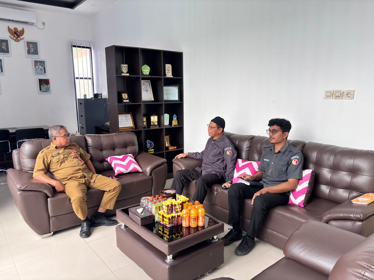 Foto Bawaslu Kabupaten Barito Selatan konsolidasi demokrasi bersama Dinas Komunikasi, Informatika, Statistik, dan Persandian (Diskominfosp) di Kantor Diskominfosp setempat, Selasa (02/06/2026).