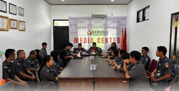 Foto Rapat Internal Bawaslu Barito Selatan Gelar Rapat Internal, Bahas SE 10 Tahun 2026 Terkait Tugas Kedinasan ASN. Senin (13/04/2026).