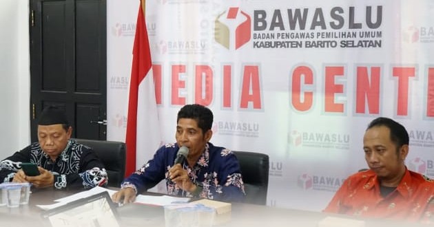 Foto Rapat Dalam Kantor (RDK) Pengelolaan Kehumasan, Peliputan dan Dokumentasi serta Informasi Publik Bawaslu Kabupaten/Kota di ruang rapat kantor Bawaslu Kabupaten Barito Selatan. Kamis, (04/06/2026)