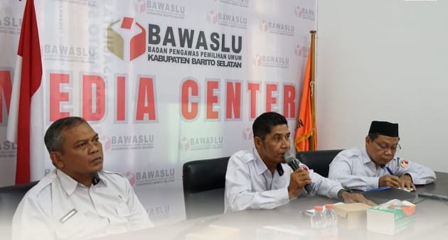 Foto Rapat Dalam Kantor (RDK) Evaluasi Pelaksanaan Pengawasan bersama kesbangpol Kabupaten Barito Selatan di ruang rapat kantor Bawaslu Kabupaten Barito Selatan. Rabu, (10/06/2026)