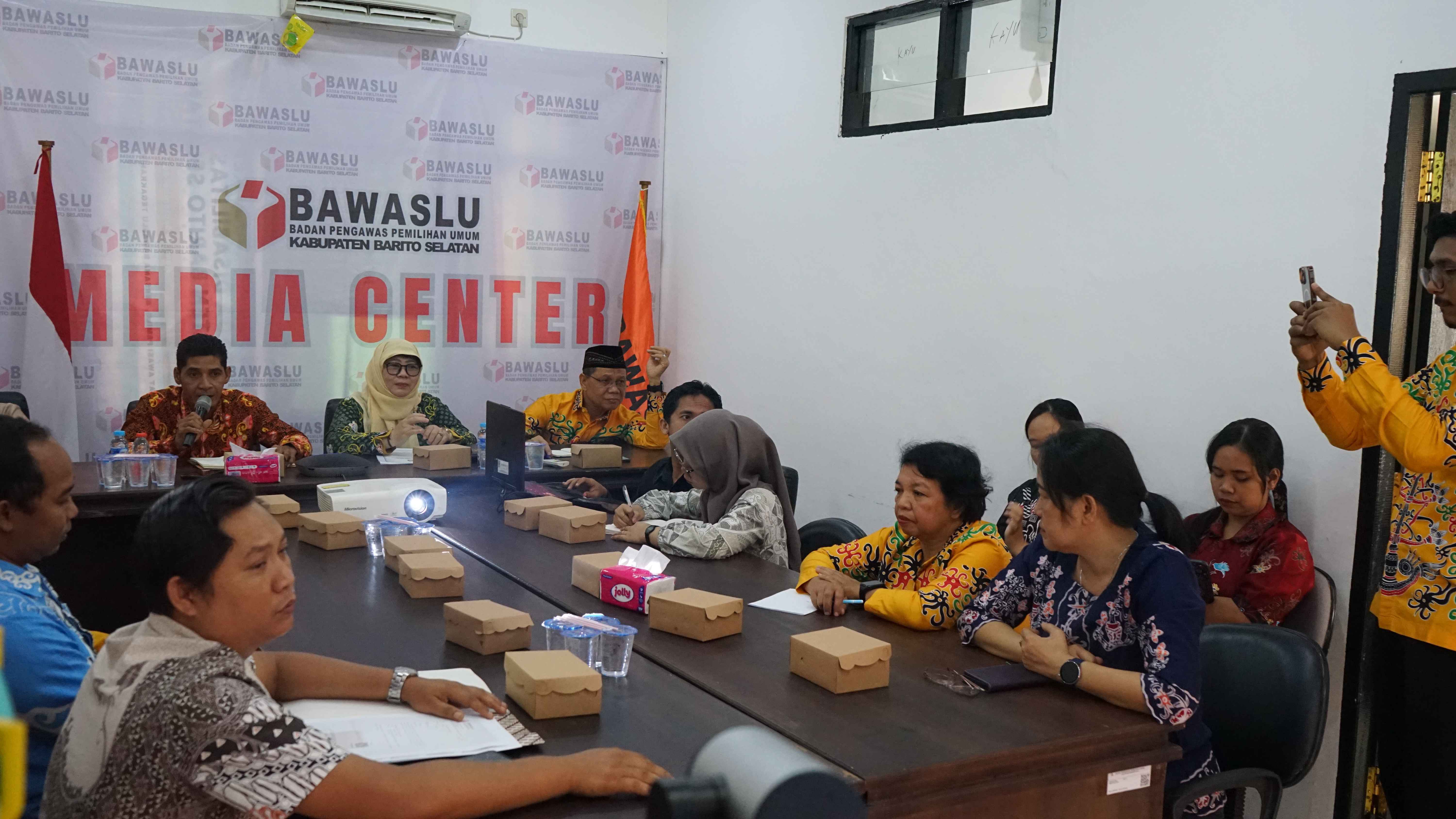 Foto Rapat Dalam Kantor (RDK) Pengawasan Pemutakhiran Data Pemilih Berkelanjutan (PDPB), Kamis (13/08/2026)