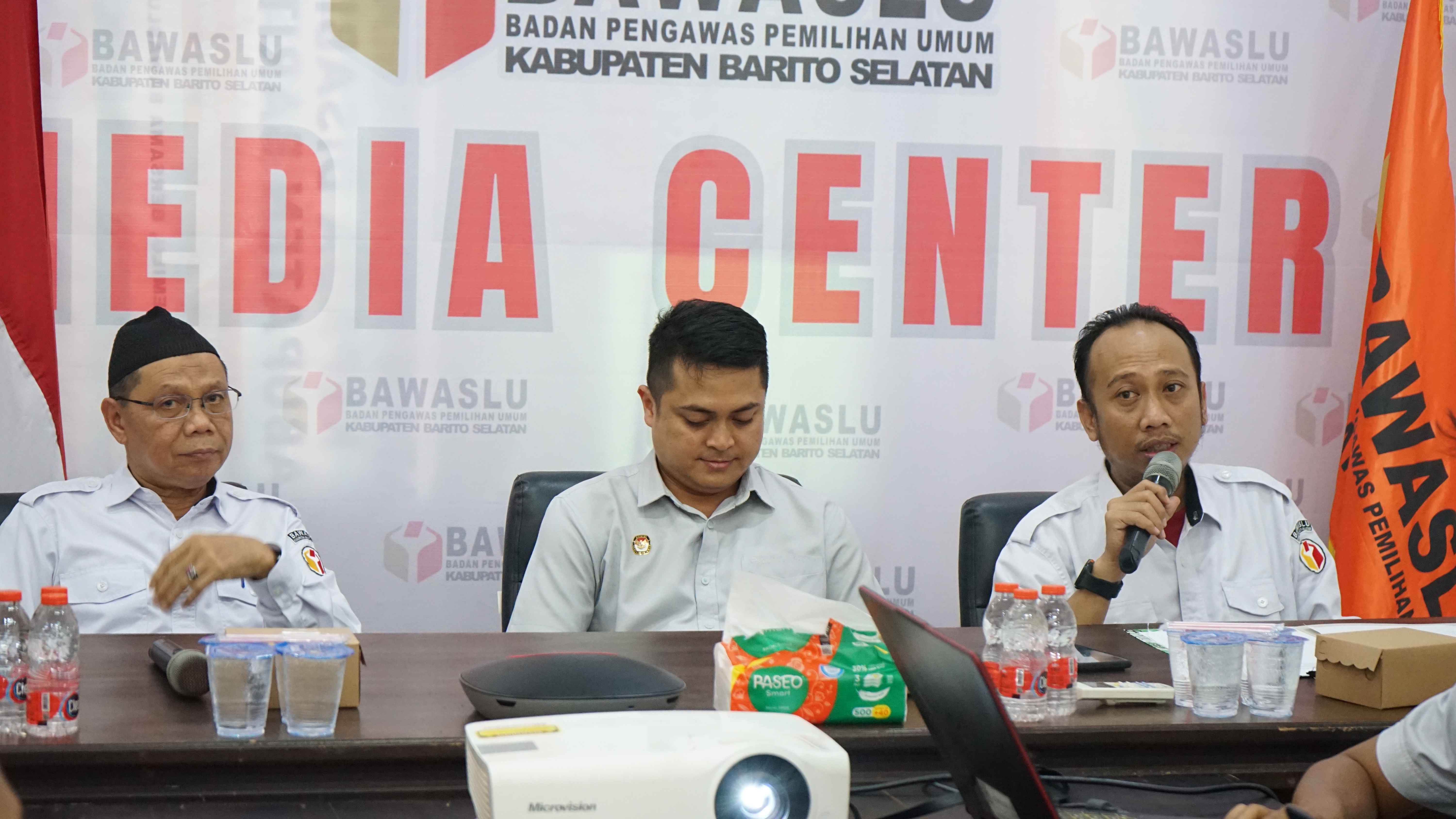 Foto Rapat Dalam Kantor Penyelesaian Sengketa Proses di  Bawaslu Kabupaten Barito Selatan. Rabu (05/08/2026).