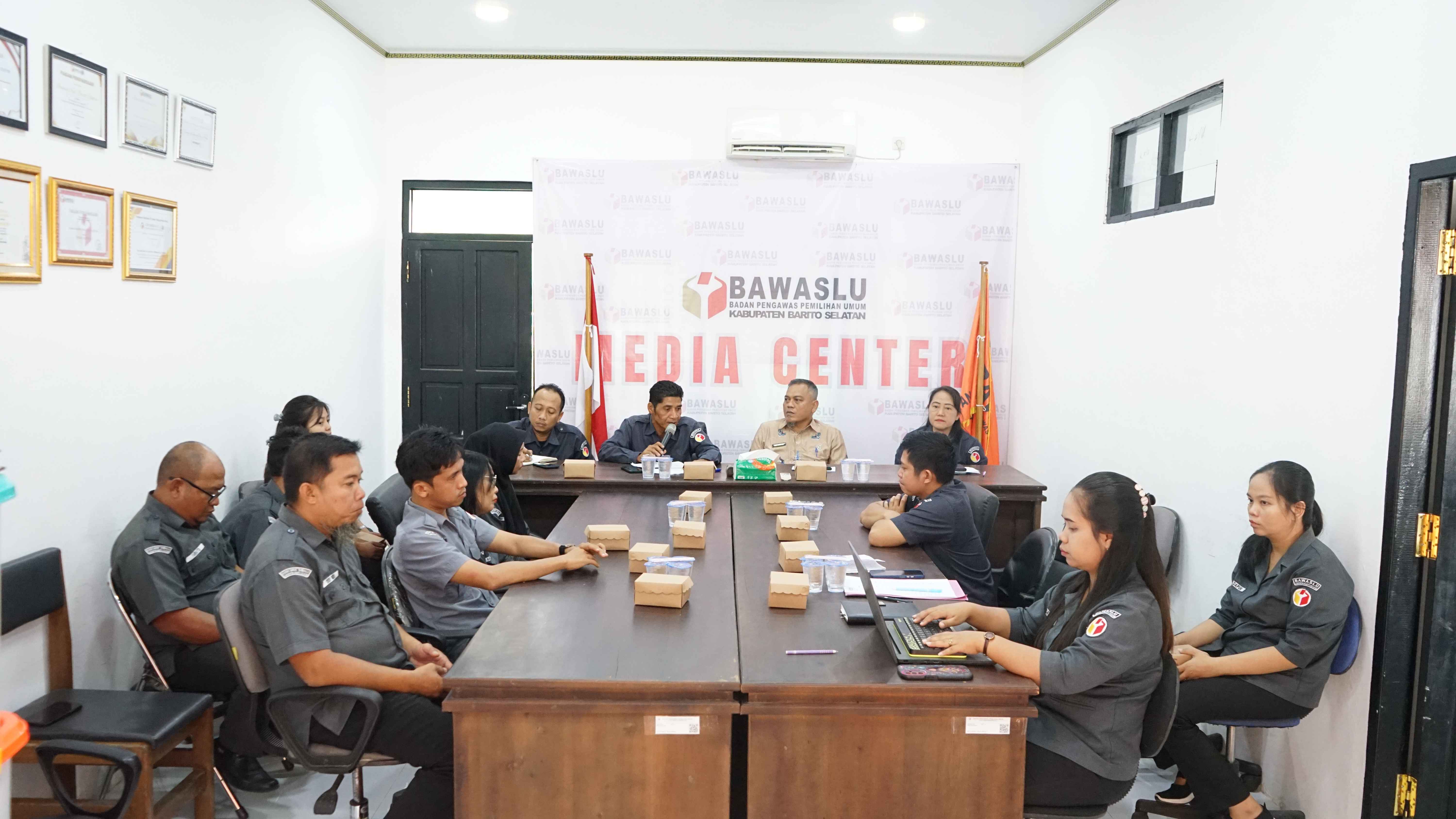 Foto Rapat Fasilitasi Pembinaan dan Penguatan Kelembagaan Bawaslu Kabupaten Barito Selatan. Senin, (29/06/2026).