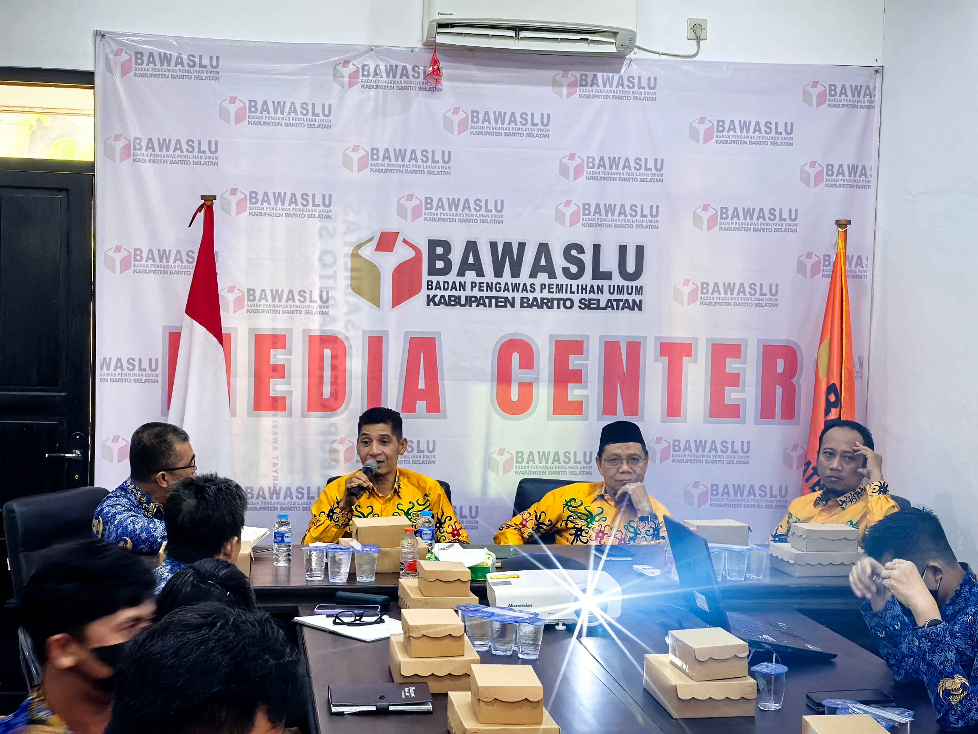 Rapat Manajemen SDM dan Kesekretariatan dalam rangka meningkatkan koordinasi, sinergitas, serta tata kelola kelembagaan antara Bawaslu Kabupaten Barito Selatan dengan Badan Kesatuan Bangsa dan Politik Kabupaten Barito Selatan