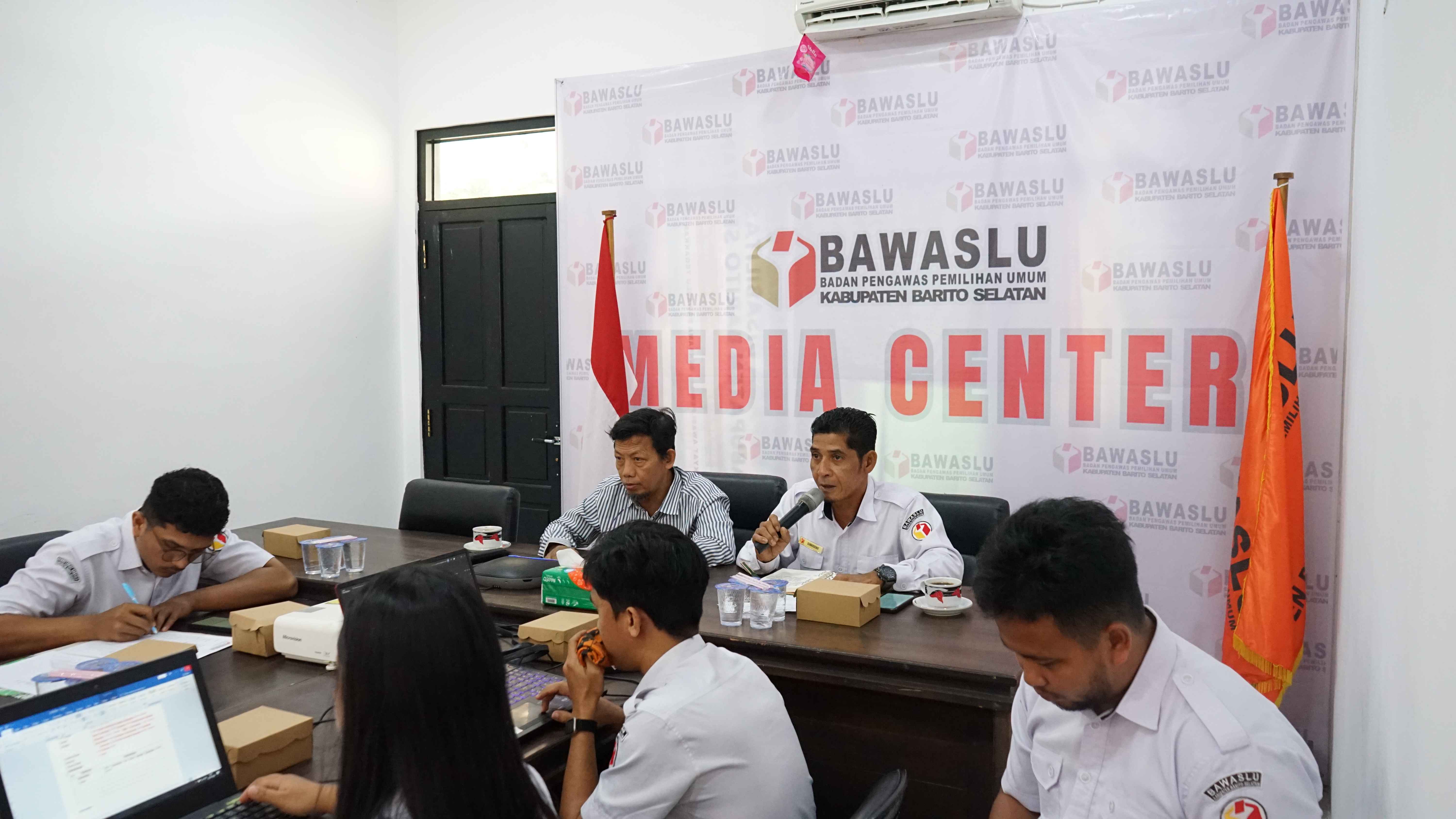 Rapat Manajemen SDM dan Kesekretariatan Bawaslu Barito Selatan Dorong Pelayanan Organisasi Profesional