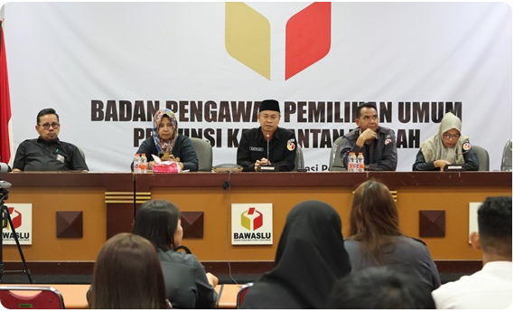 Pembukaan kegiatan ortientasi oleh Ketua, Anggota dan Kasek Bawaslu Provinsi Kalimantan Tengah di ruang rapat secra luring, Palangka Raya, Senin (6/7/2026).