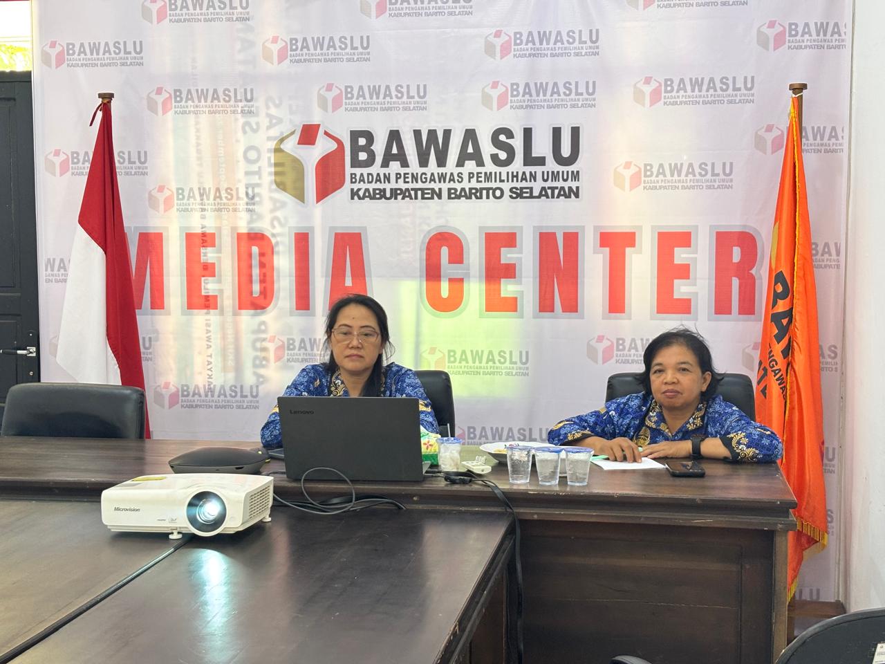 Foto Kepala Sekretariat Bawaslu Kabupaten Barito Selatan, Milla Erawati, bersama Kepala Subbagian Administrasi, Nirmala megikuti Rapat terkait Pengisian Jabatan Fungsional di Bawaslu, Kamis (01/10/2026).