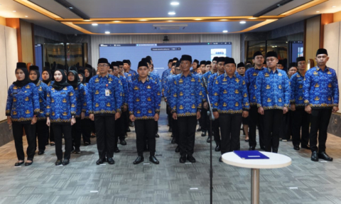 Jakarta, Badan Pengawas Pemilihan Umum- Sekretaris Jenderal Bawaslu Ichsan Fuady melantik 4.360 Pegawai Pemerintah dengan Perjanjian Kerja (PPPK) melalui daring dan luring. Ichsan berpesan untuk menjaga kepercayaan yang telah diberikan negara dan lembaga (Bawaslu) kepada PPPK terlantik.  Dia juga meminta agar para terlantik meningkatkan kedisiplinan sebagai pondasi pencapaian target organisasi. Selain itu, Ichsan juga berpesan kepada PPPK terlantik memahami dan menghayati pakta integritas yang telah dibaca 