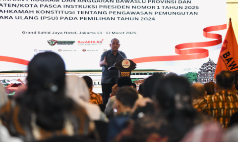 Anggota Bawaslu Herwyn JH Malonda saat membuka Rapat Perencanaan Program dan Anggaran Bawaslu Provinsi dan Bawaslu Kabupaten/Kota Pasca Instruksi Presiden Nomor 1 Tahun 2025 dan Putusan MK Tentang Pengawasan Pemungutan Suara Ulang (PSU) Pada Pemilihan tahun 2024 di Jakarta, Jumat (14/3/2025) malam.