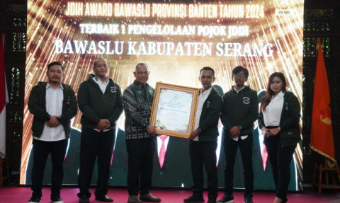 Anggota Bawaslu Totok Hariyono (tengah) memberikan sambutan dalam diskusi yang digelar oleh Bawaslu Provinsi Banten, Selasa, (18/2/2025)/foto: Publikasi dan Pemberitaan Bawaslu.
