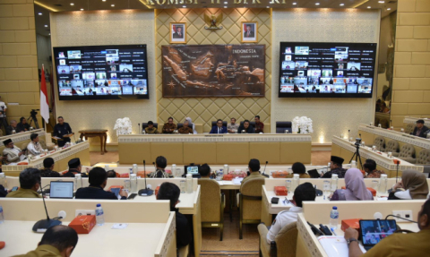 Evaluasi pengawasan Pemilihan 2024 dalam rapat dengar pendapat (RDP) bersama Komisi II DPR, KPU, DKPP, dan Pemerintah, di Gedung MPR/DPR Senayan, Jakarta, Senin (3/02/2025).