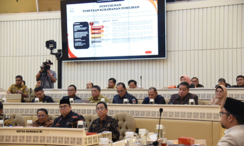 Evaluasi pengawasan Pemilihan 2024 dalam rapat dengar pendapat (RDP) bersama Komisi II DPR, KPU, DKPP, dan Pemerintah, di Gedung MPR/DPR Senayan, Jakarta, Senin (3/02/2025).